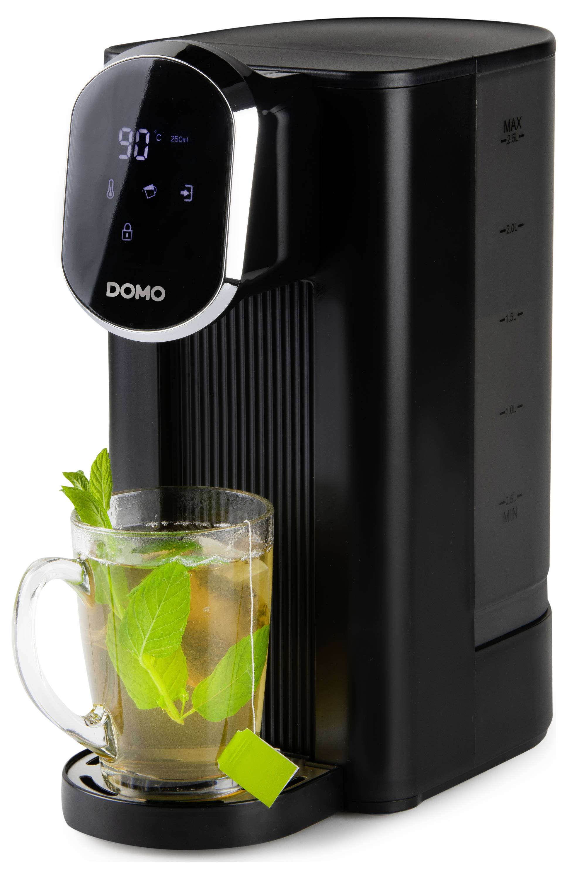 Schwarze DOMO-Heißwasser-/Getränkestation mit digitaler Anzeige; daneben ein Glas mit Tee und Minze auf der Abstellfläche.