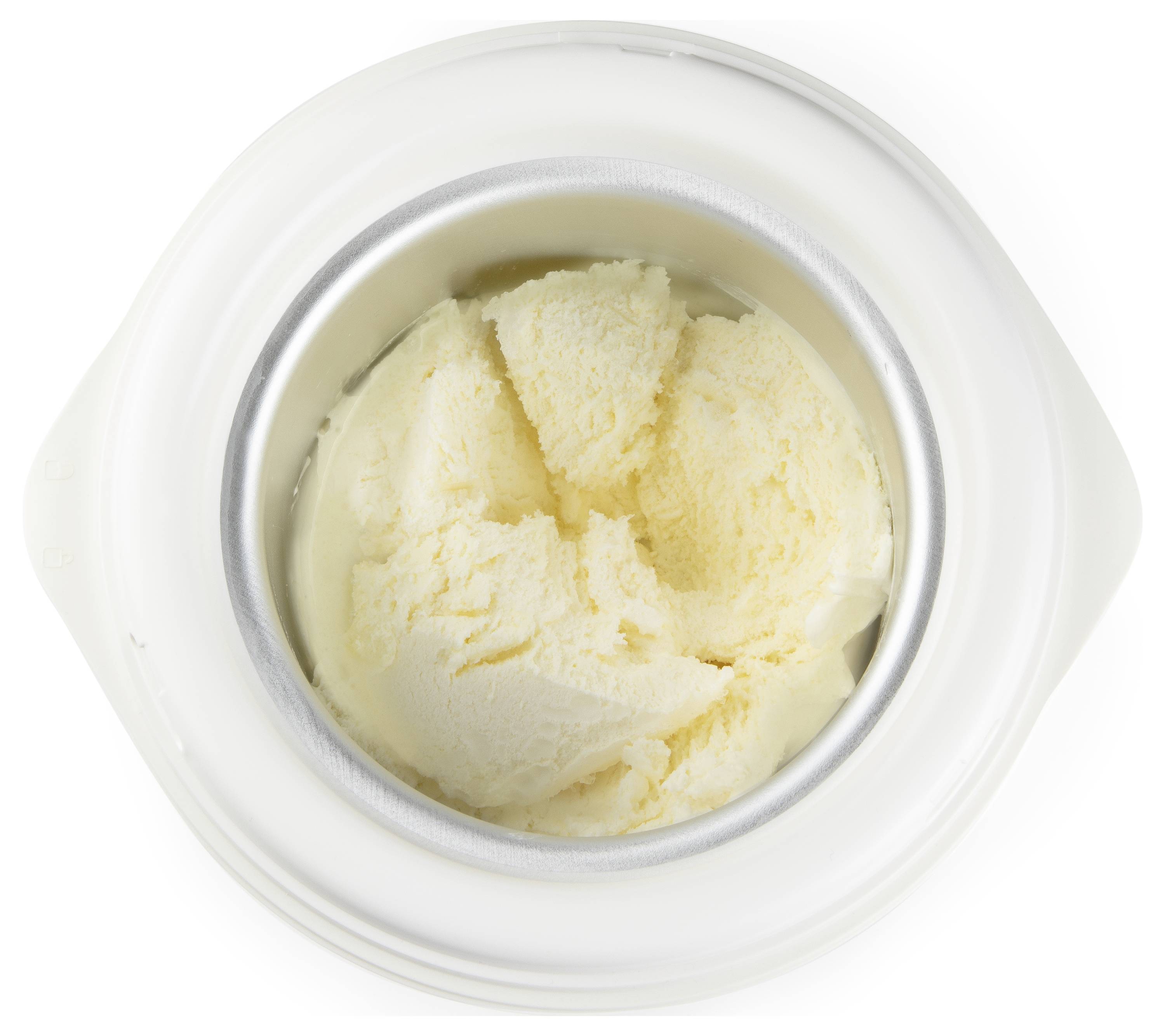 Draufsicht auf eine weiße Keramikschüssel gefüllt mit hellgelber Eiscreme oder gefrorenem Dessert auf einem einfachen weißen Hintergrund.
