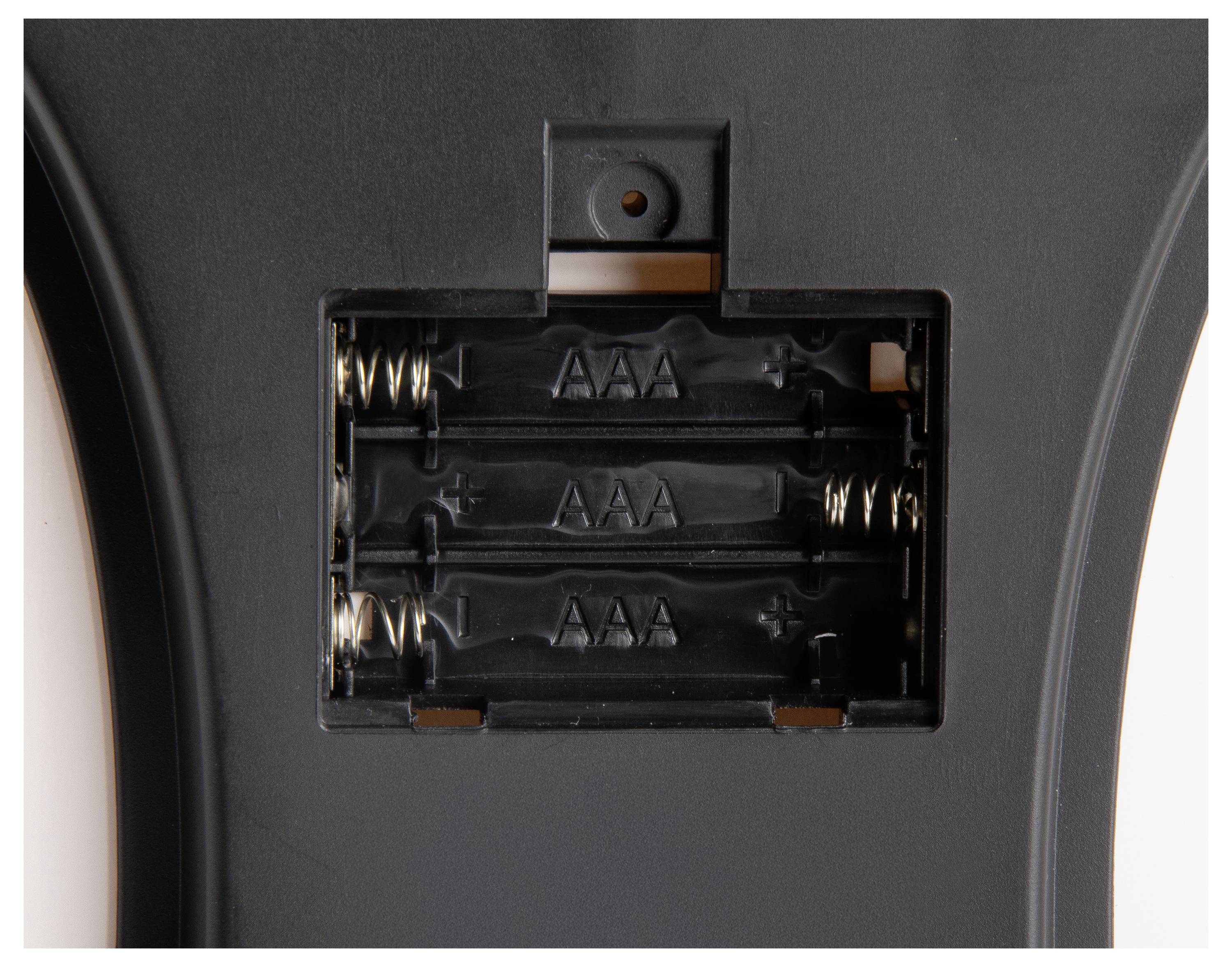 Öffnen Sie das Batteriefach an einem Gerät, das Slots für drei AAA-Batterien mit sichtbaren Federkontakten und Polaritätsmarkierungen zeigt.