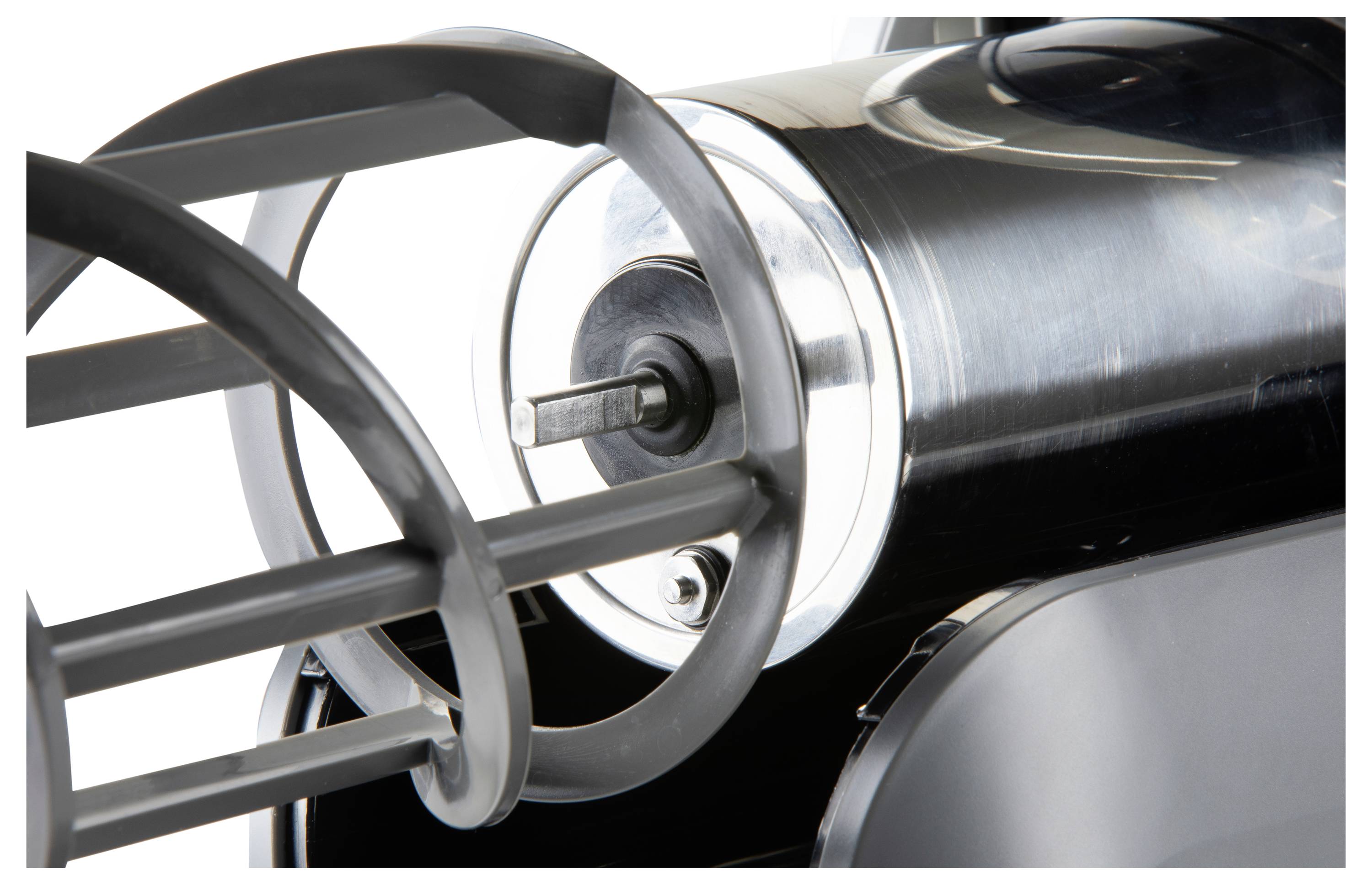 Nahaufnahme eines metallischen Maschinenrotors oder Motorkomponente mit gekrümmten Schaufeln und einer zentralen Welle.