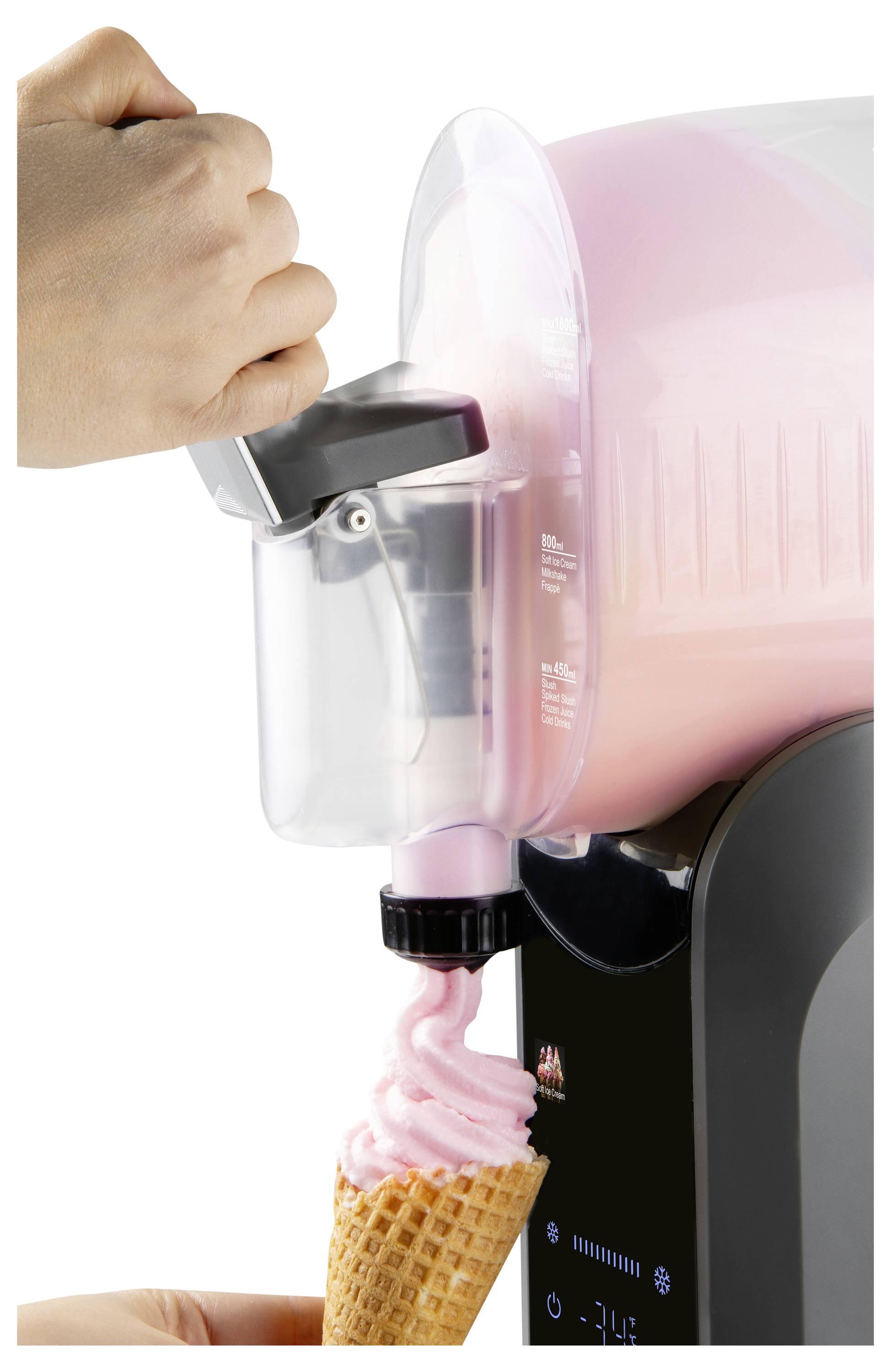 Eine Hand hält einen Softeis-Automaten-Spender, während rosa Eiscreme einen Waffelkegel füllt.