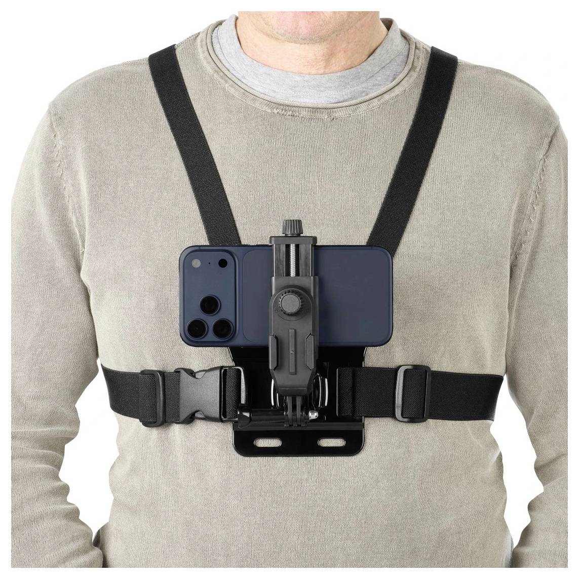 Person mit einer brusttragenden Handyhalter-Weste, auf der ein Smartphone in der Mitte der Brust gesichert ist.