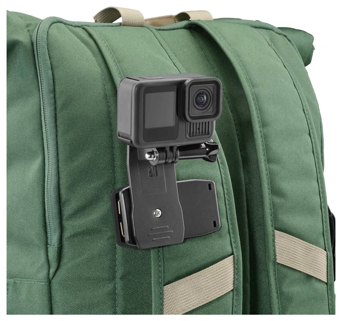 Actionkamera, die an der Vorderseite eines grünen Rucksacks montiert ist und freihändiges tragbares Aufnehmen während des Reisens oder Wanderns ermöglicht.