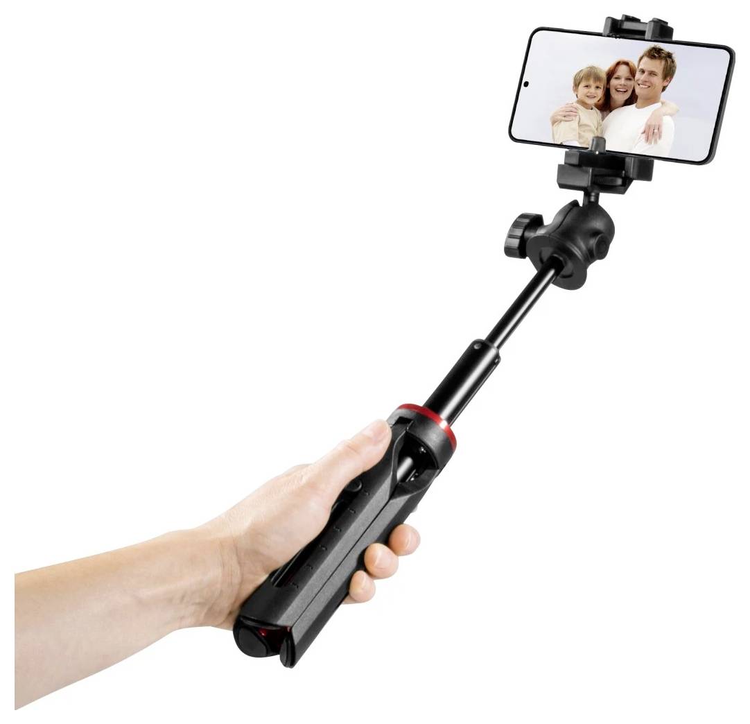 Hand, die einen ausgefahrenen Selfie-Stick mit einem auf der Oberseite montierten Smartphone hält, wobei auf dem Bildschirm des Telefons ein Familien-Selfie angezeigt wird.