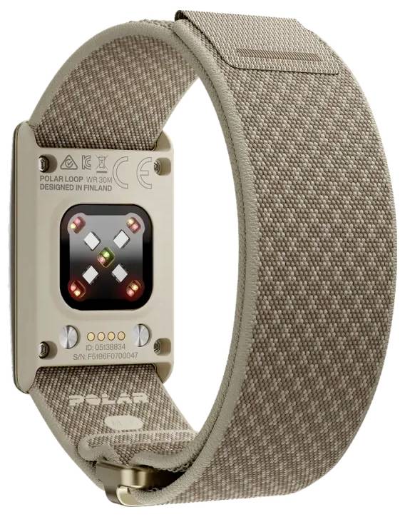 Beiger Polar Loop Fitness-Tracker mit gewebtem Stoffarmband und quadratischem Sensormodul, gezeigt in Seitenansicht vor weißem Hintergrund.