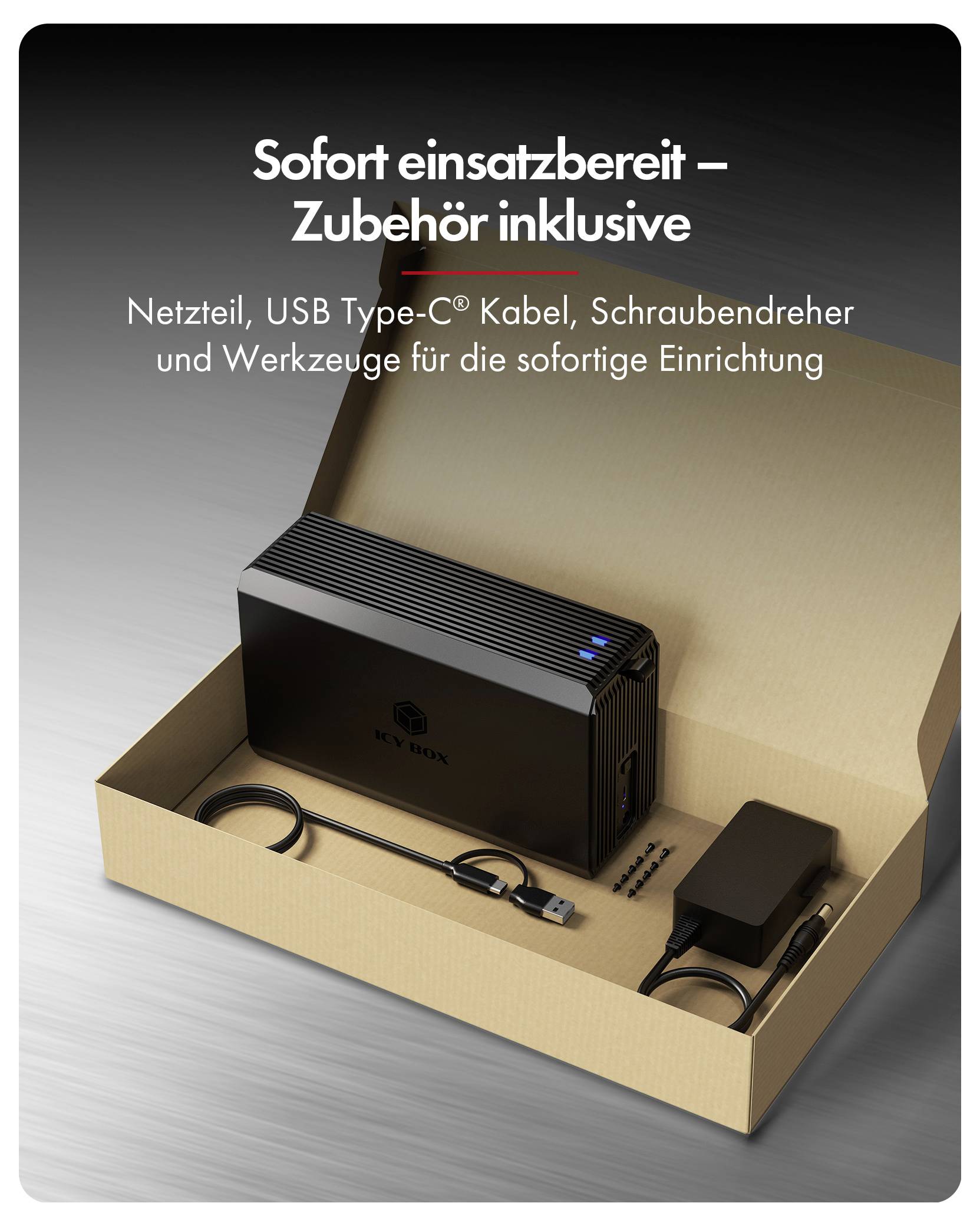 Pappkartonverpackung mit schwarzem Gerät, Netzteil, USB-C-Kabel, Schrauben und Werkzeugen; Text sagt „Sofort einsatzbereit – Zubehör im Lieferumfang enthalten