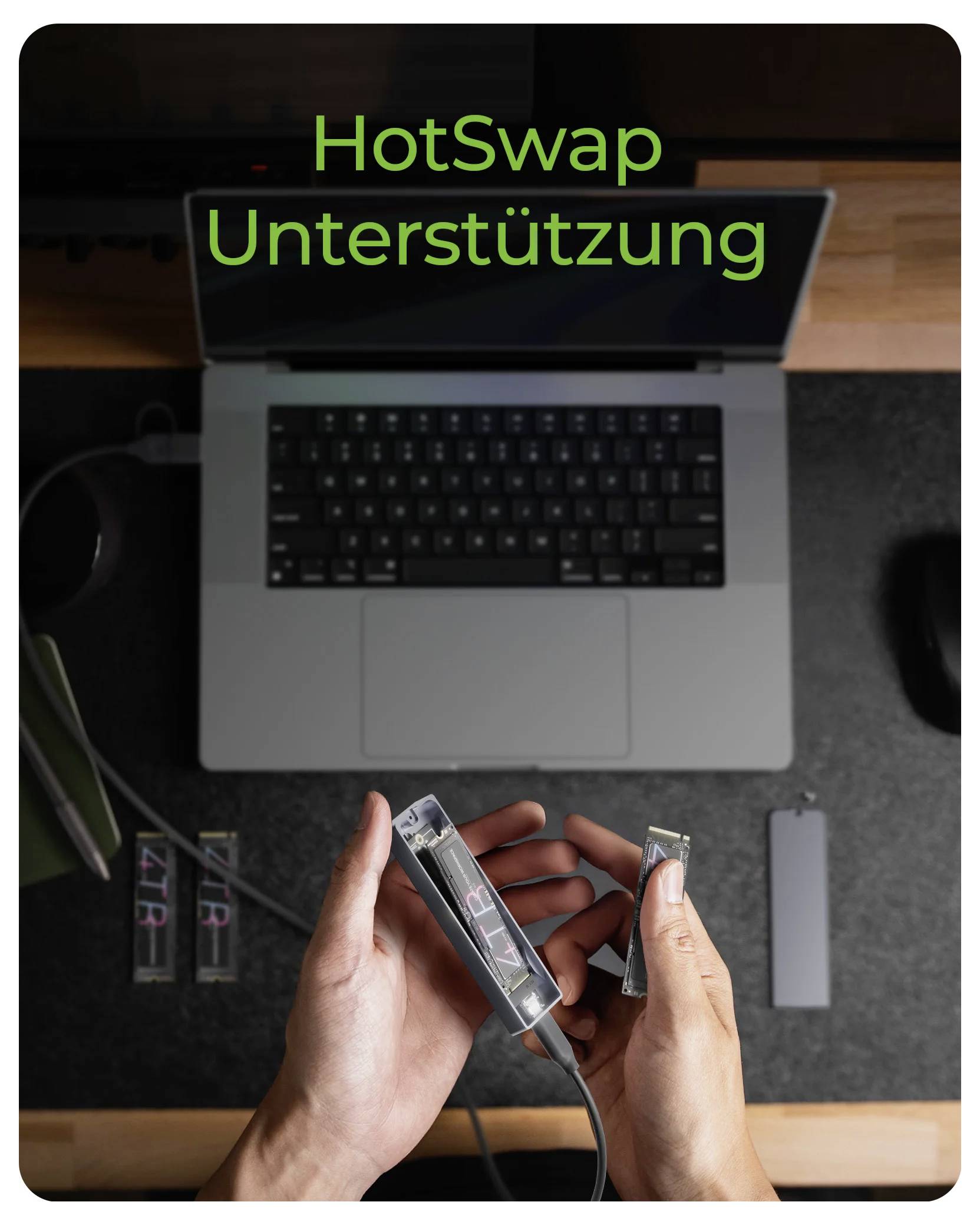 Hände halten SSDs neben einem Laptop, mit dem Text „HotSwap-Unterstützung