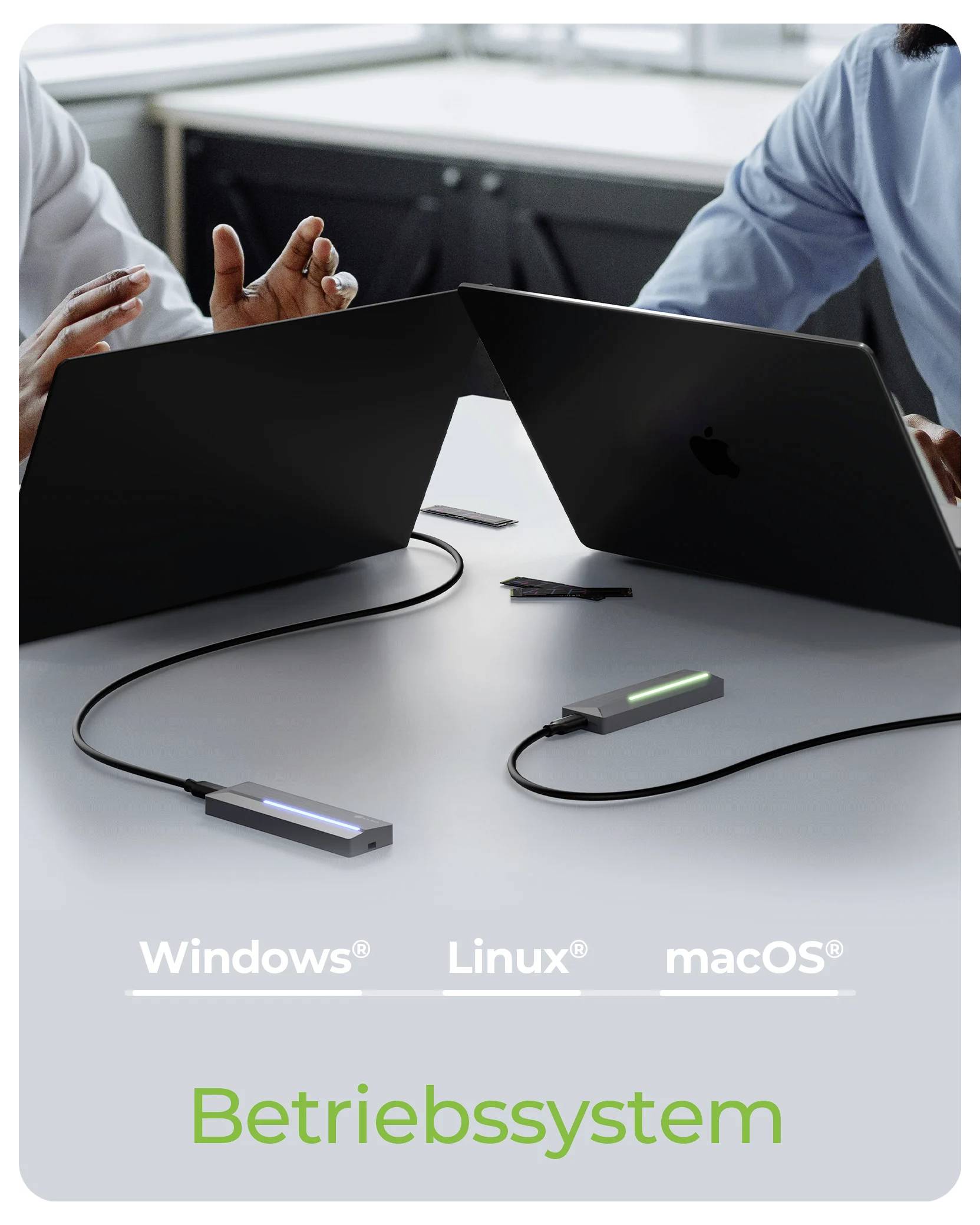 Zwei Laptops, die durch Kabel auf einem Tisch verbunden sind und eine plattformübergreifende Verbindung andeuten; der Text lautet „Windows