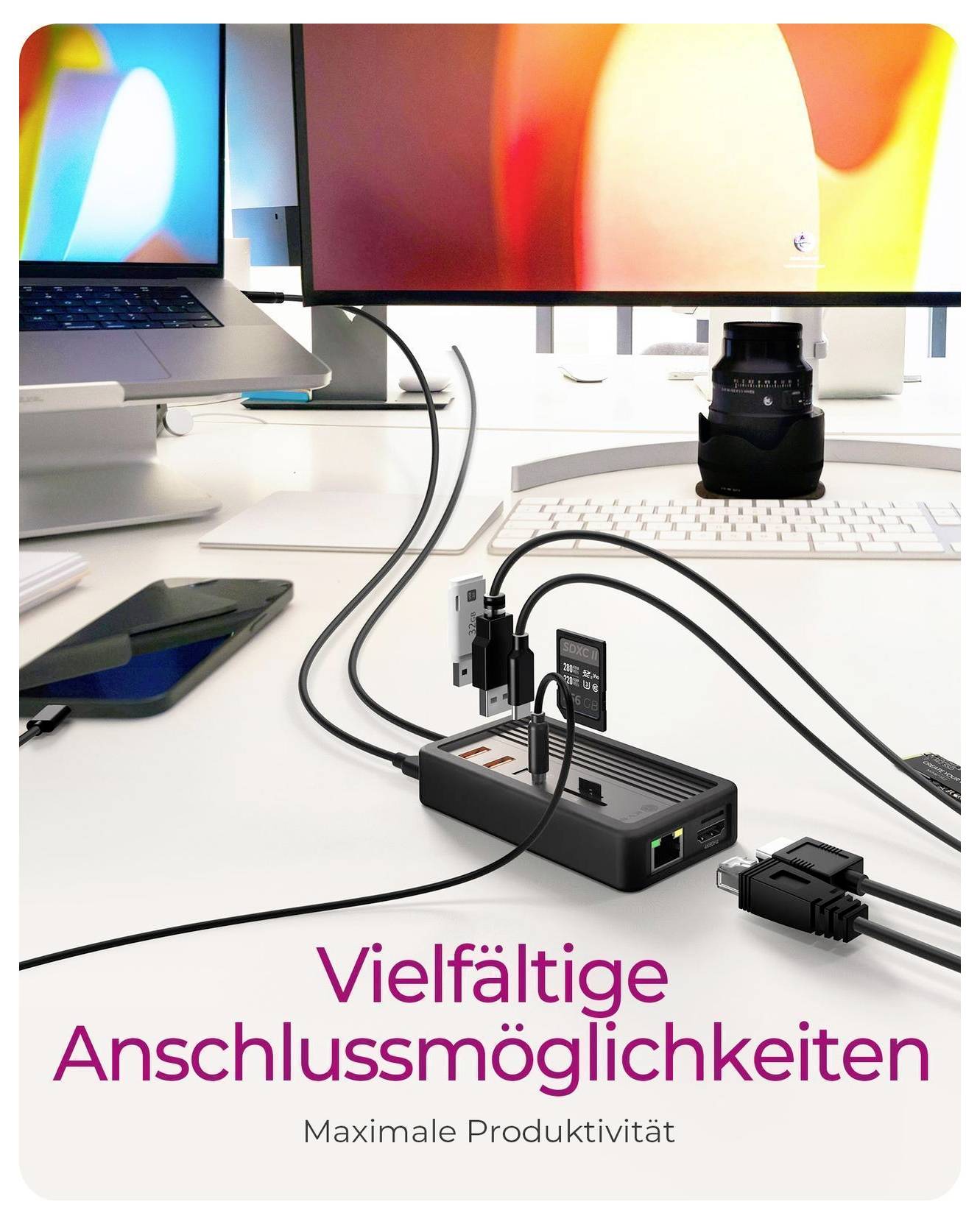 Ein Schreibtisch-Setup mit Laptop, zwei Monitoren, Kamera und verbundenem Docking-Hub, zeigt Kabel und Adapter; deutscher Text lautet 