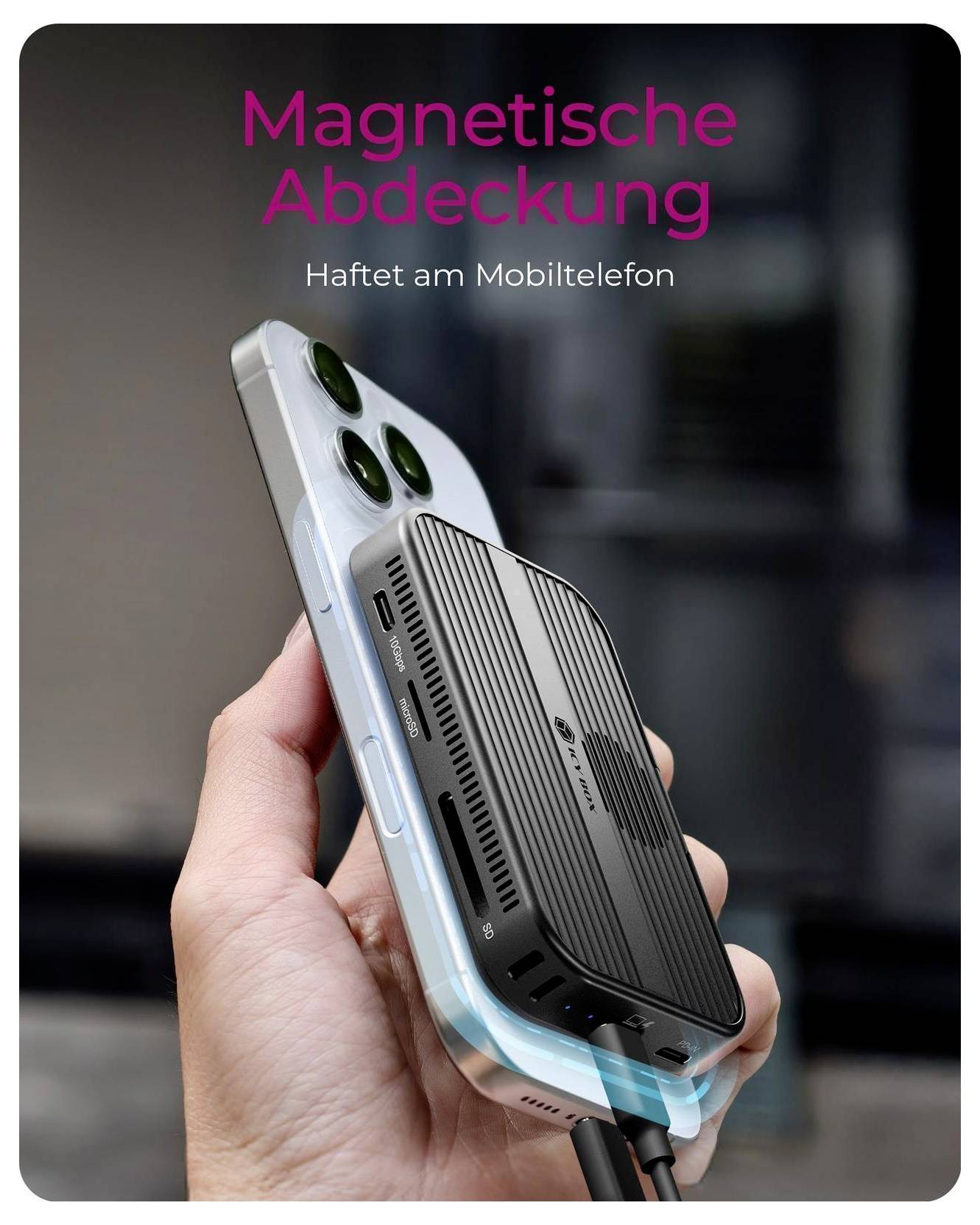 Grauer USB-C-Multiport-Adapter mit geflochtenem Kabel und Durchgangsanschlüssen auf weißem Hintergrund dargestellt.