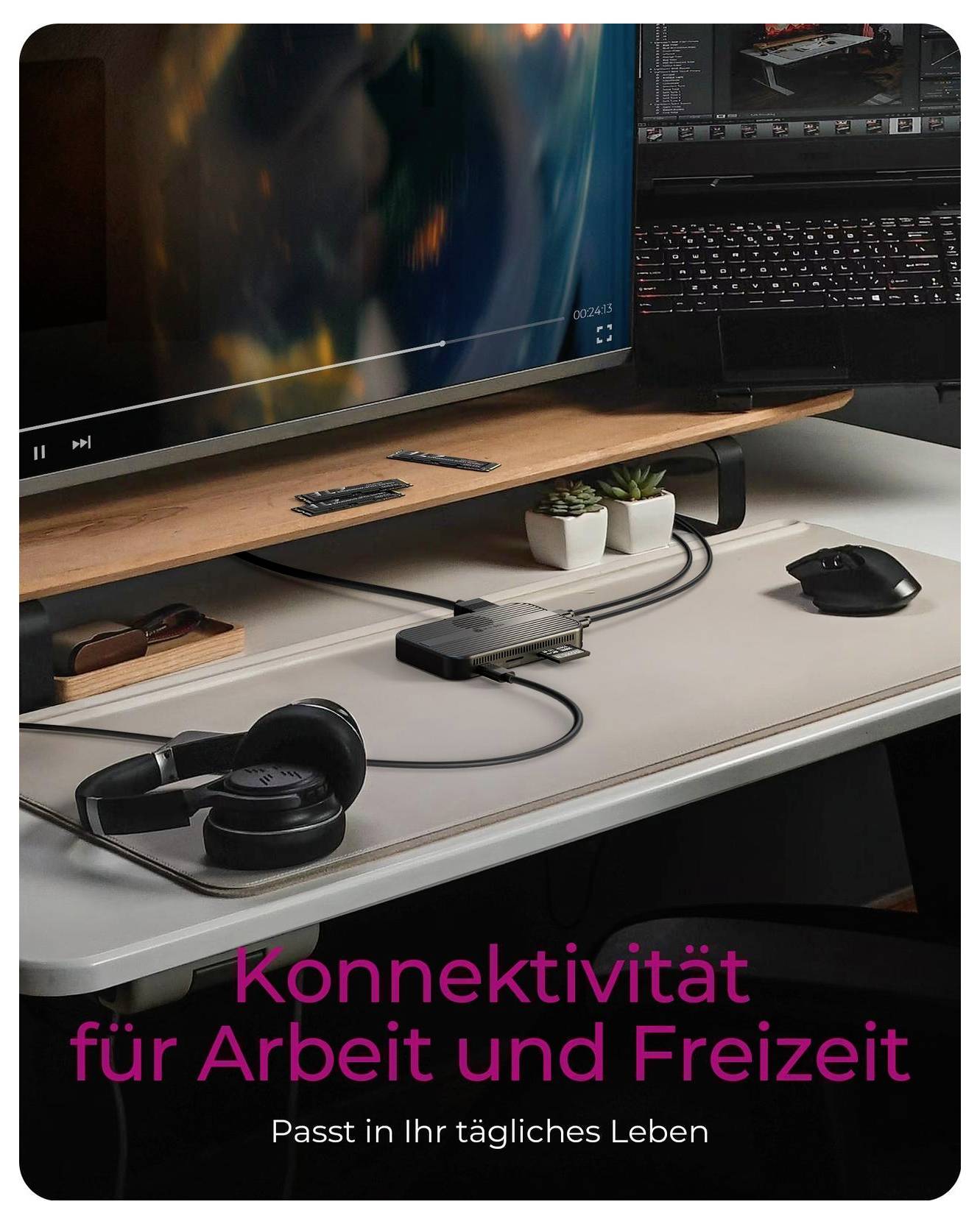 Ein Schreibtisch-Setup mit Monitor, Laptop, Tastatur, Kopfhörer, Maus und Dockingstation, überlagert mit deutschem Text: „Konnektivität für Arbeit und Freizeit