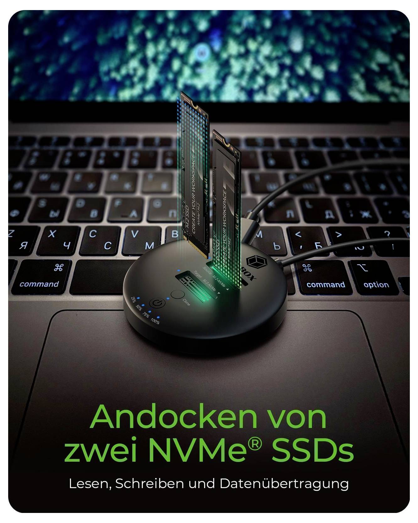 Foto eines Dual-NVMe-SSD-Docks auf einer Laptop-Tastatur, mit deutschem Text „Andocken von zwei NVMe SSDs
