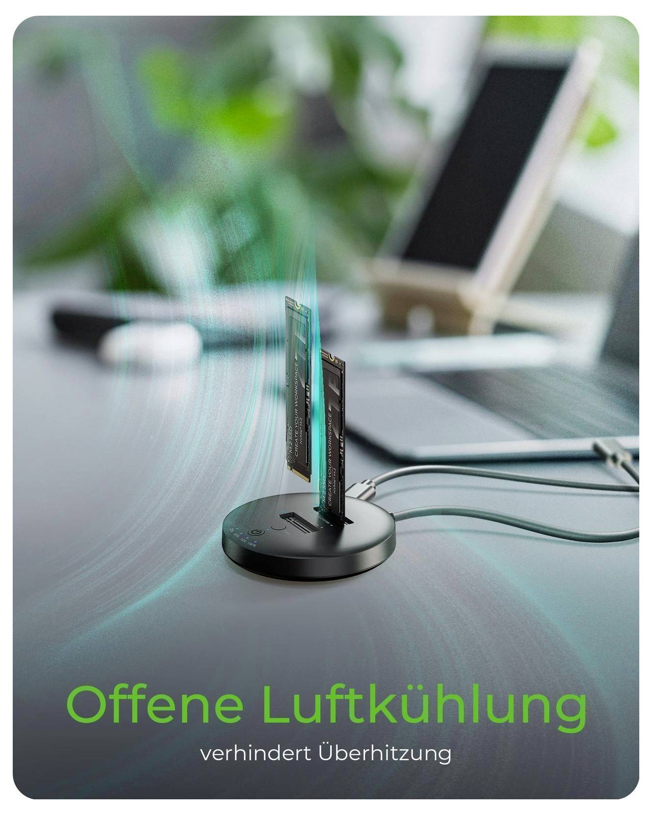 Kleines Elektronikmodul auf einem Schreibtisch-Kühlständer mit blauen Luftstromstreifen; deutscher Text lautet „Offene Luftkühlung verhindert Überhitzung
