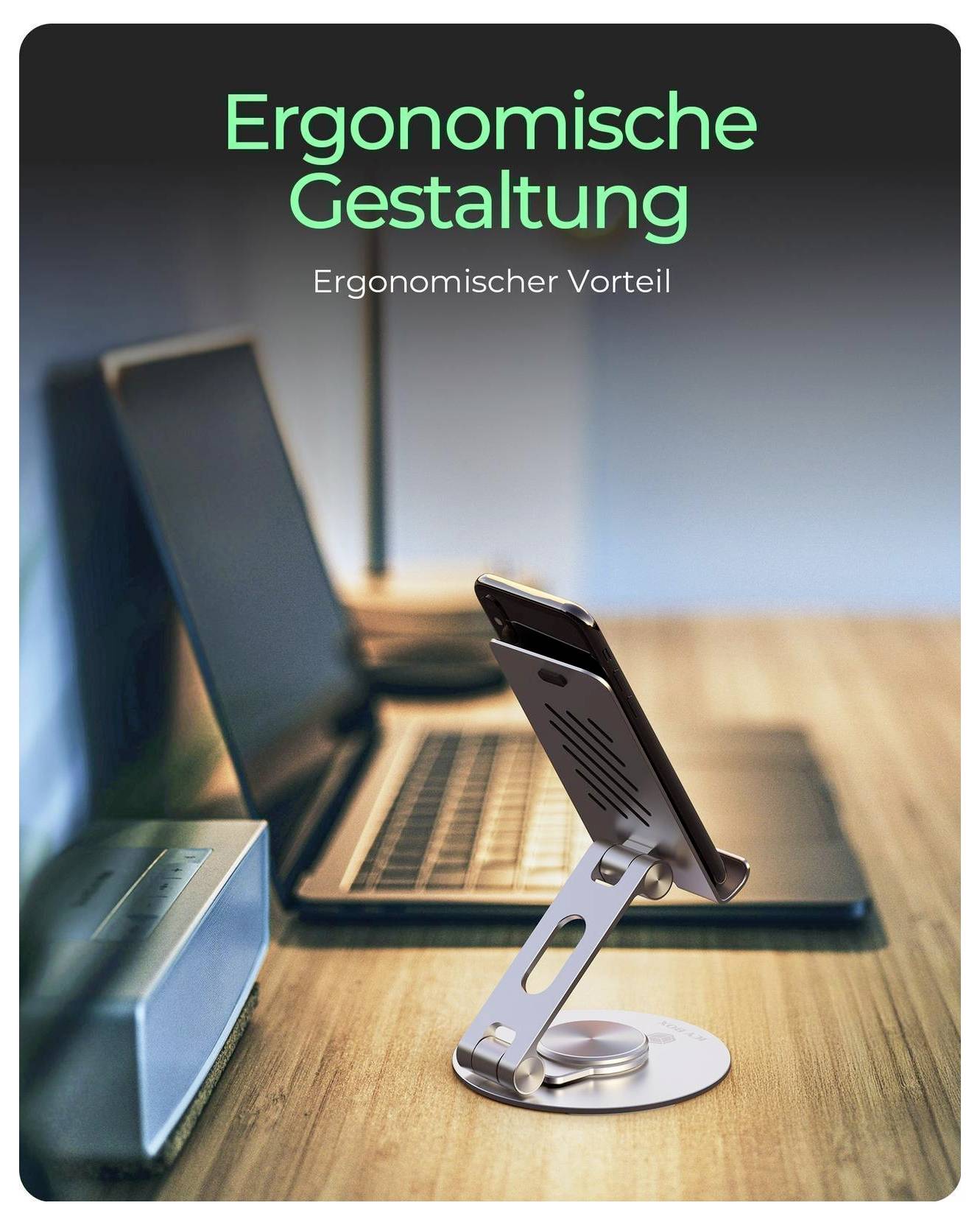 Laptop und Smartphone auf Ständern auf einem Schreibtisch, das „Ergonomische Gestaltung
