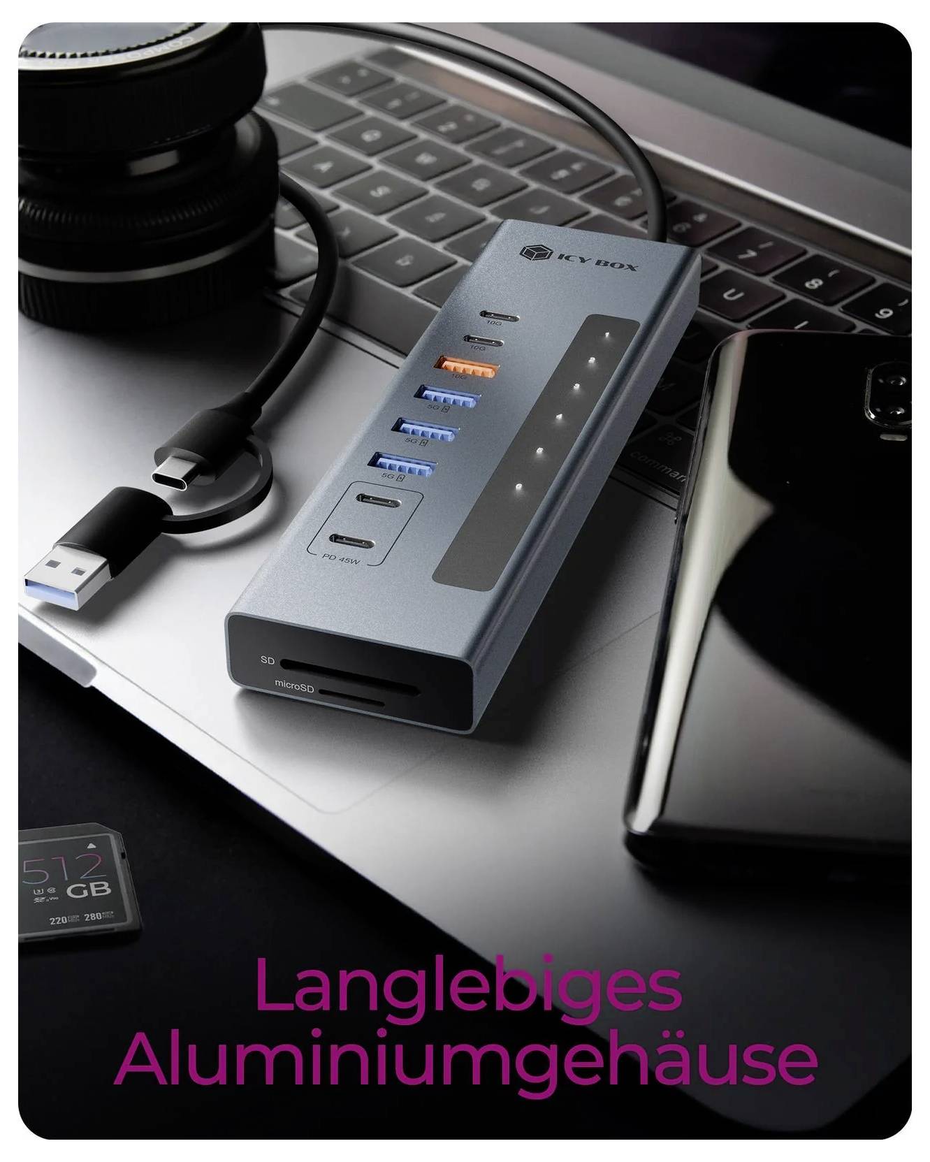 Nahaufnahme eines USB-C-Hubs/einer Dockingstation auf einer Laptop-Tastatur mit mehreren Anschlüssen und einem Telefon in der Nähe; der Text lautet „Langlebiges Aluminiumgehäuse