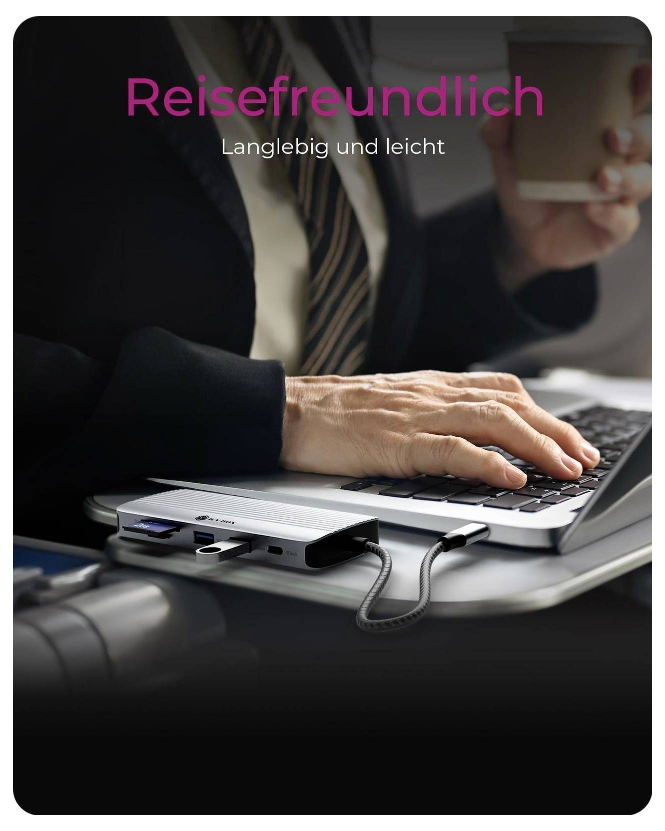 Laptop-Powerbank angeschlossen an einen Laptop neben einer Person, die ein Telefon benutzt, mit deutschem Text „Reisefreundlich