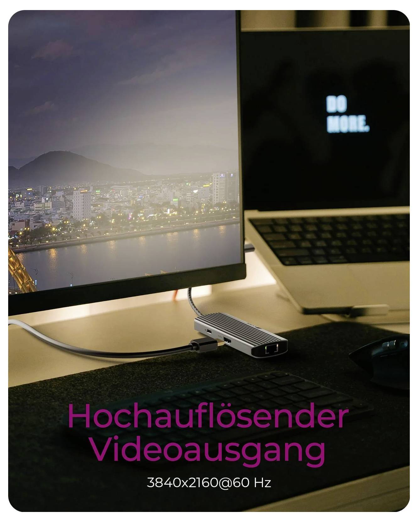 Laptop-Dockingstation verbunden mit einem externen Monitor, der eine Stadtlandschaft zeigt, mit deutschem Text „Hochauflösender Videoausgang