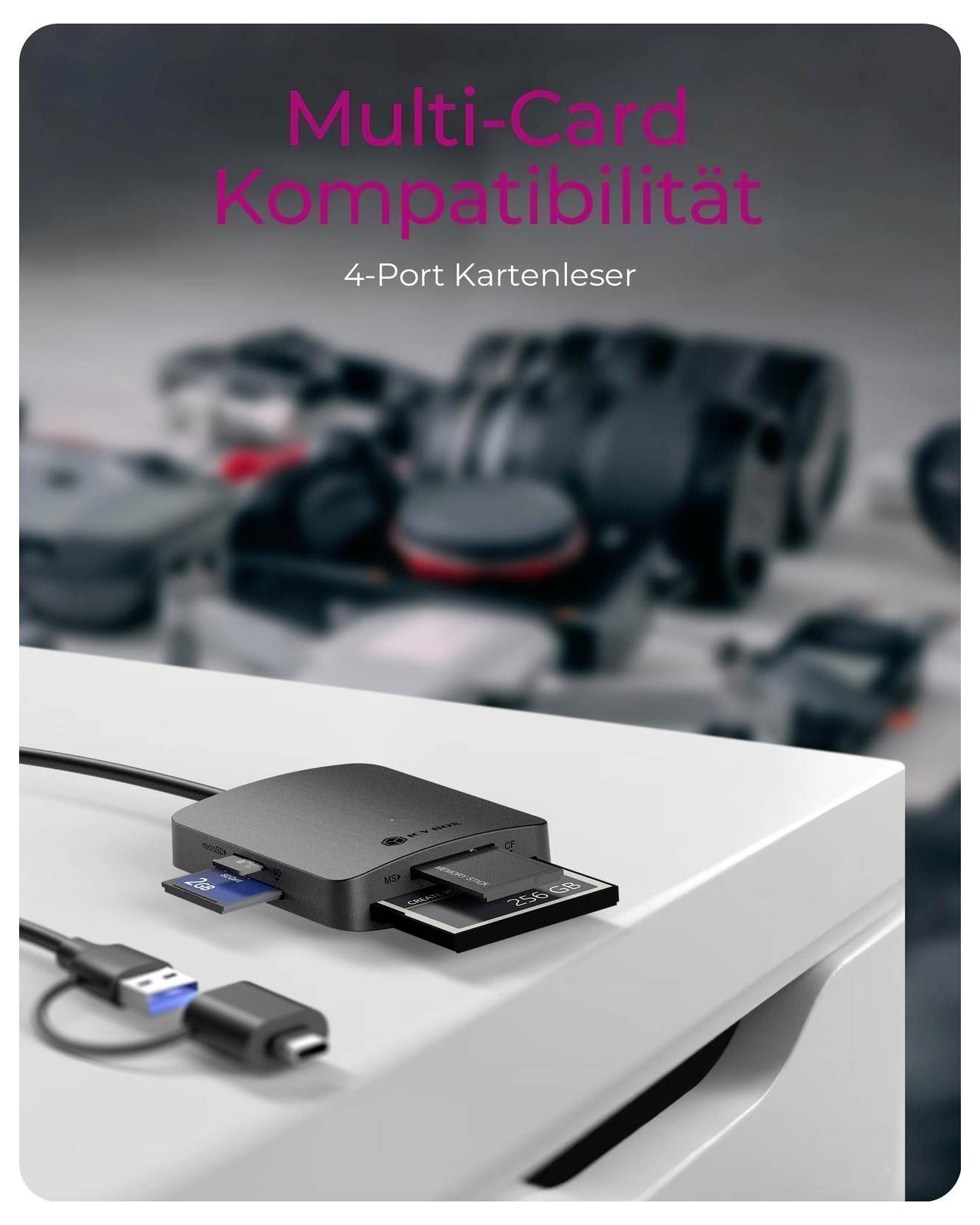 Ein 4-Port-Kartenleser auf einer weißen Oberfläche mit eingesteckten Speicherkarten; deutscher Text lautet „Multi-Card Kompatibilität