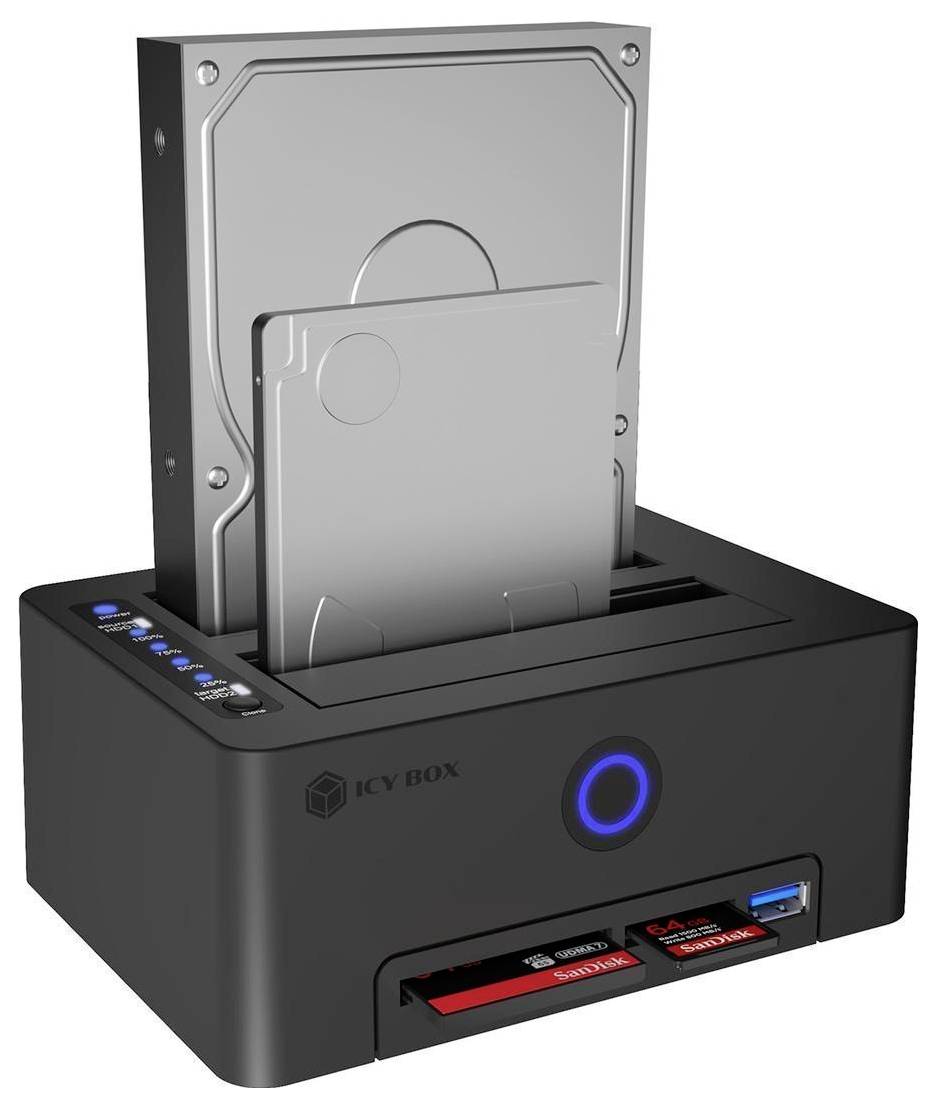 Festplattendockingstation mit einer großen eingesetzten Festplatte und zwei Speicherkarten sowie einem USB-Speicherstick davor, wobei ein blau beleuchteter Einschaltknopf auf der Basis sichtbar ist.