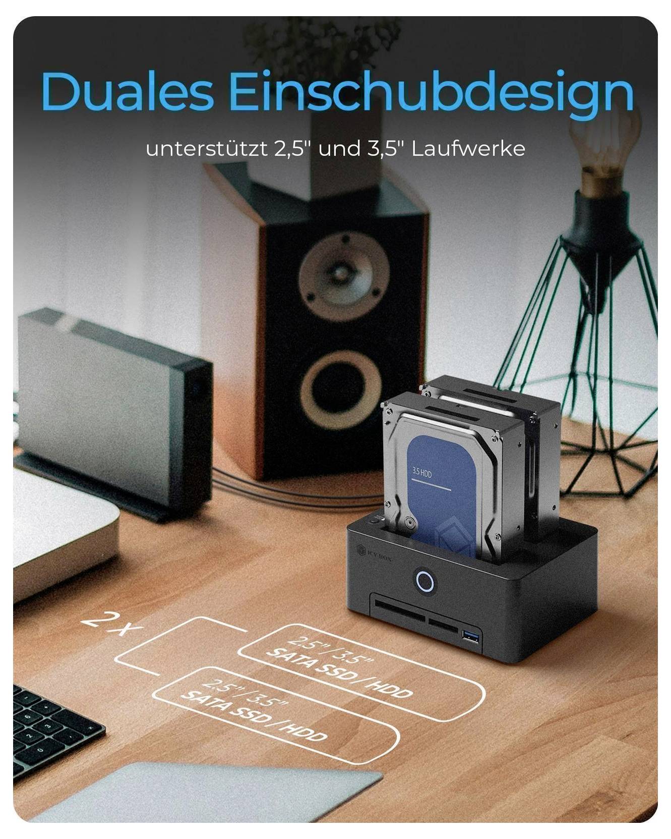 Werbebild eines kleinen Geräts mit zwei vertikalen Schlitzen auf einem Schreibtisch, mit deutschem Text „Eigenständiges Klonen