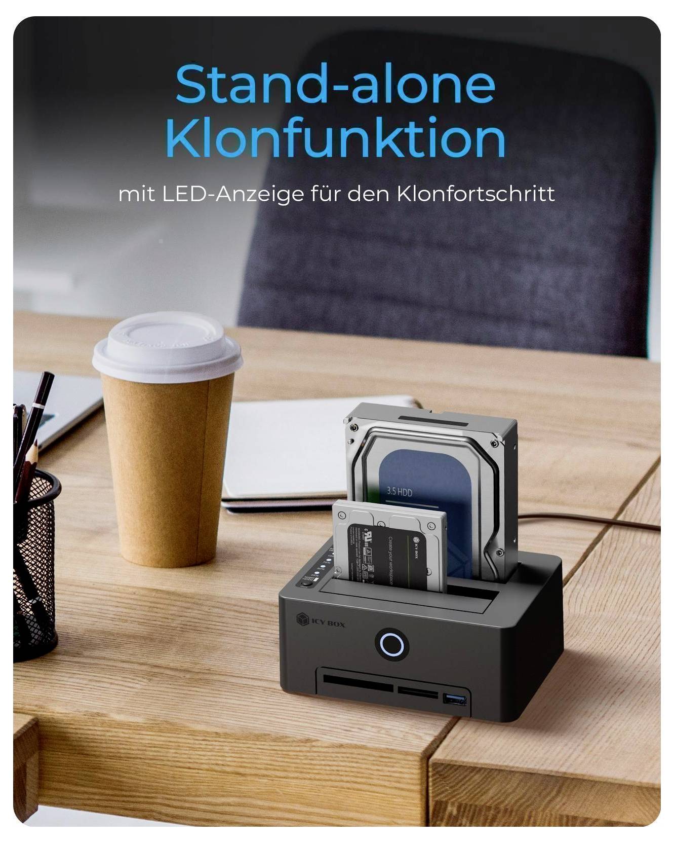 Produktwerbung zeigt eine eigenständige Klonfunktions-Dockingstation mit LED-Fortschrittsanzeige, auf einer Holzschreibtischplatte neben einer Kaffeetasse und einem Laptop, haltend für Festplatten.
