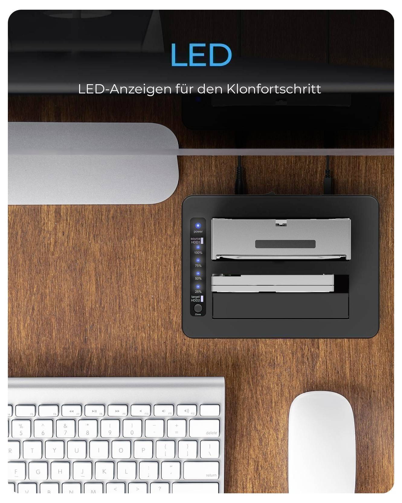 Schreibtischeinrichtung mit einer Tastatur, Maus und Dockingstation neben einem Monitorständer; Text liest „LED