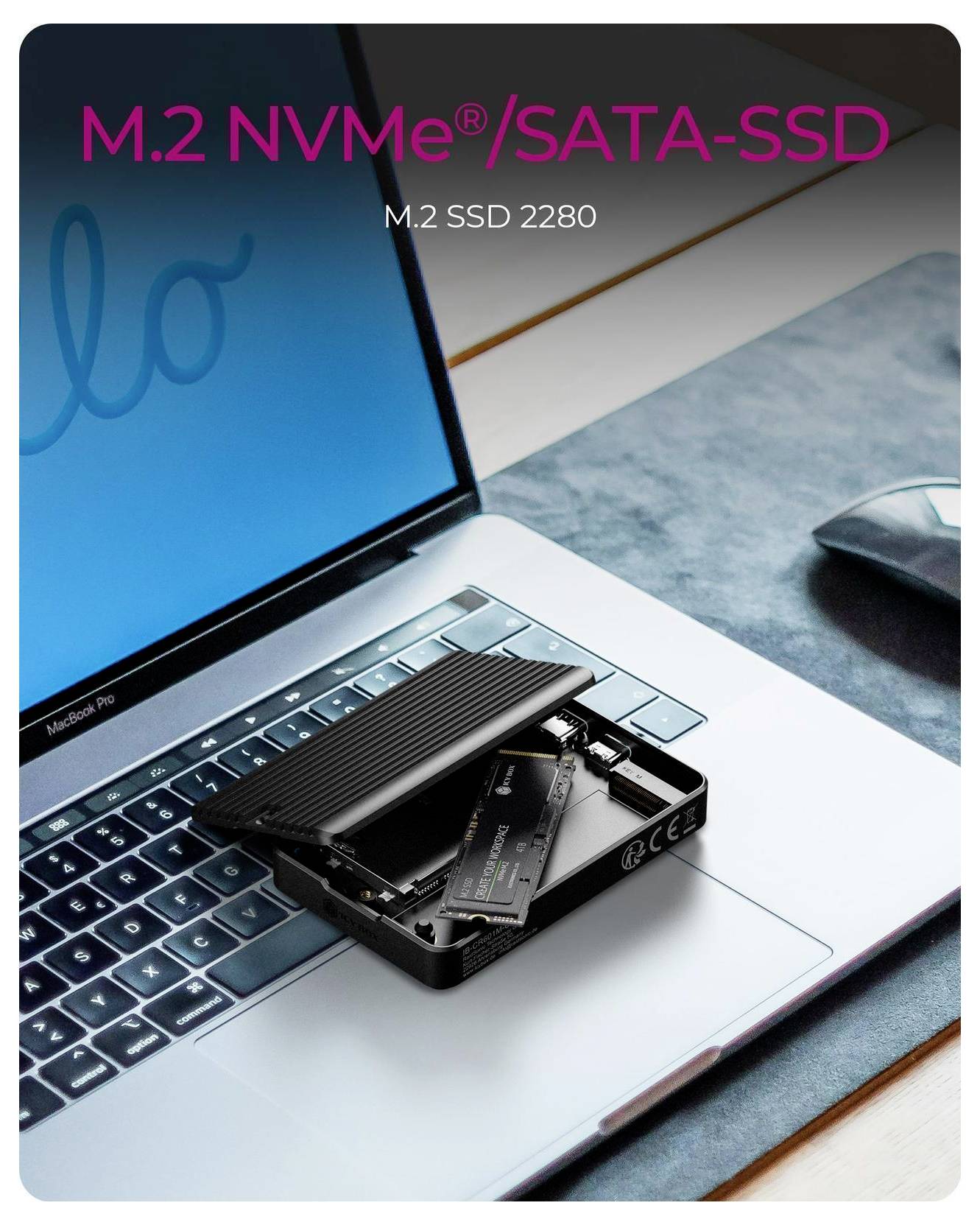 M.2 NVMe/SATA SSD-Gehäuse offen auf einer Laptop-Tastatur dargestellt, mit Text „M.2 SSD 2280