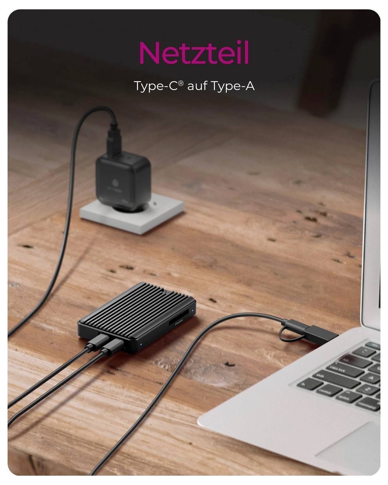 Type-C auf Type-A Stromadapter, der zwischen einem Laptop und einem Wandladegerät auf einem Holzschreibtisch verbunden ist, beschriftet mit 