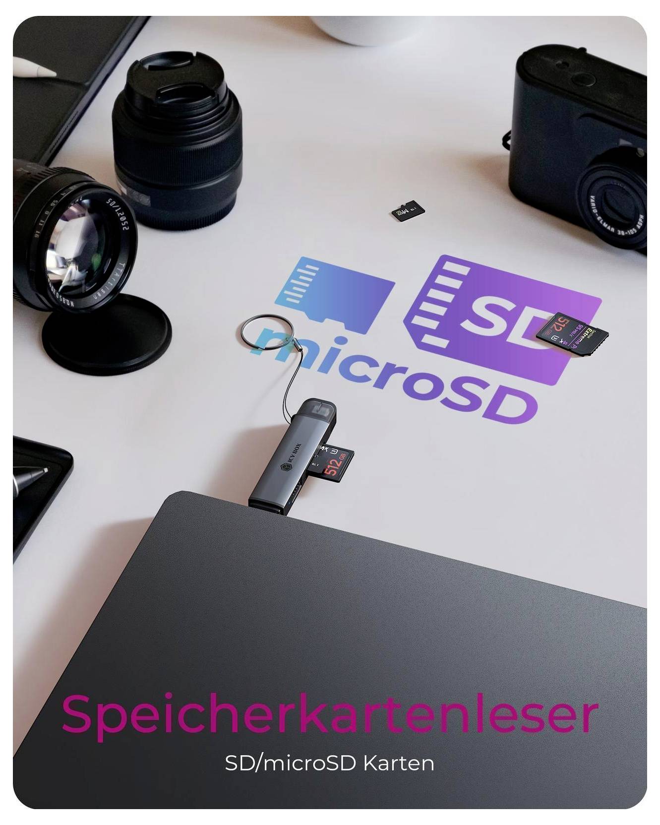 SD/microSD-Kartenleser mit eingelegter microSD-Karte, gezeigt auf einem Schreibtisch mit Kameraobjektiven und deutschem Text „Speicherkartenleser