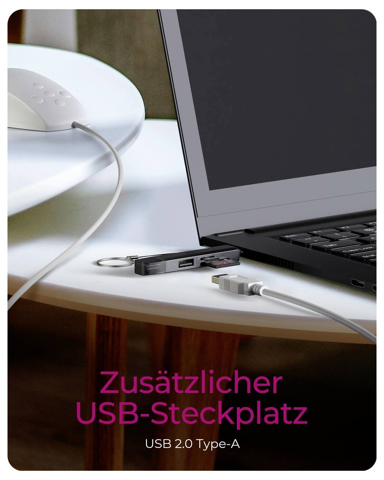 Laptop mit einem in einen USB-Anschluss eingesteckten USB-Stick und Kabel, überlagert mit deutschem Text „Zusätzlicher USB-Steckplatz