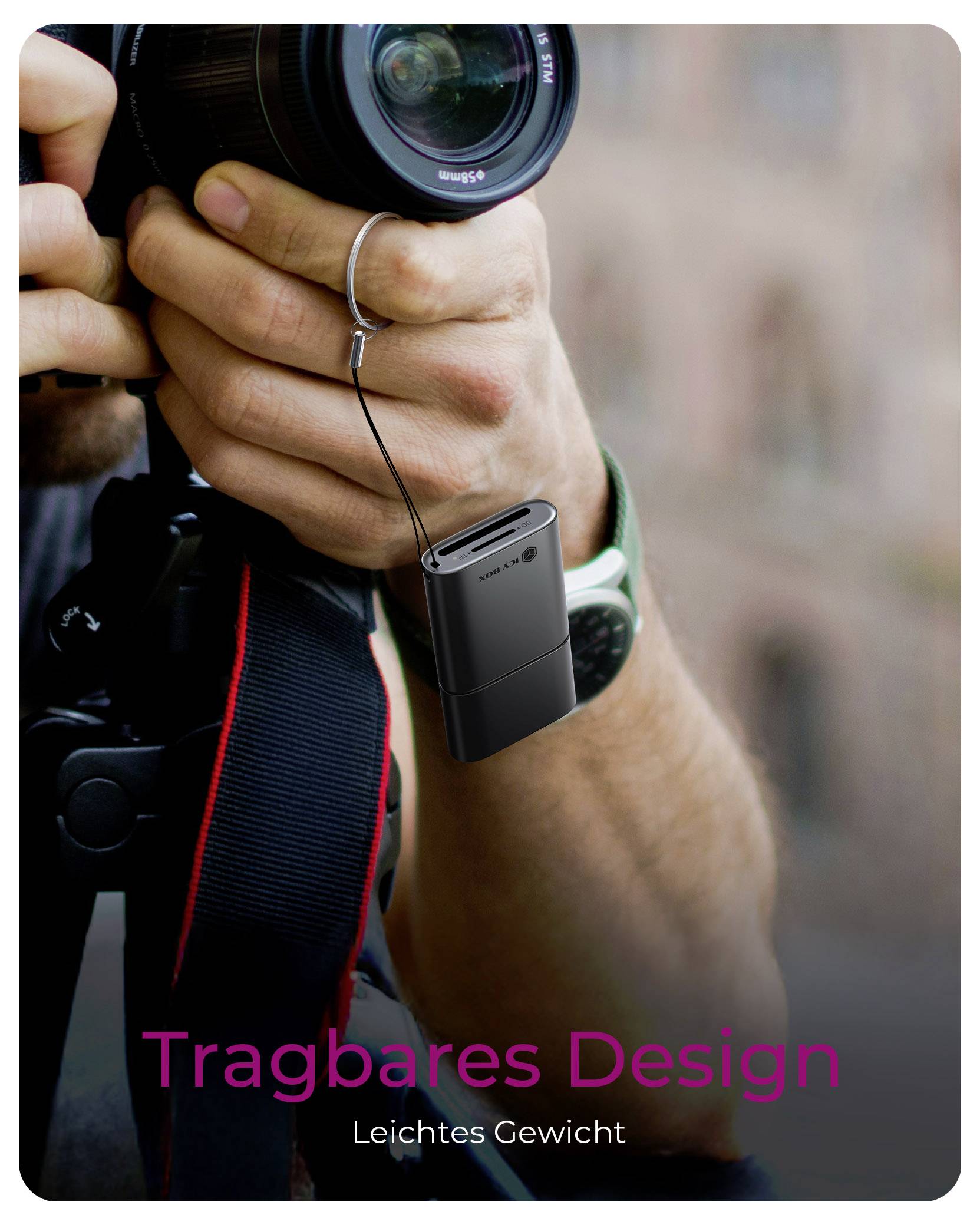 Nahaufnahme einer Person, die eine Kamera hält, mit einem kleinen schwarzen Gerät, das an der Handgelenksschlaufe hängt; der Text lautet „Tragbares Design
