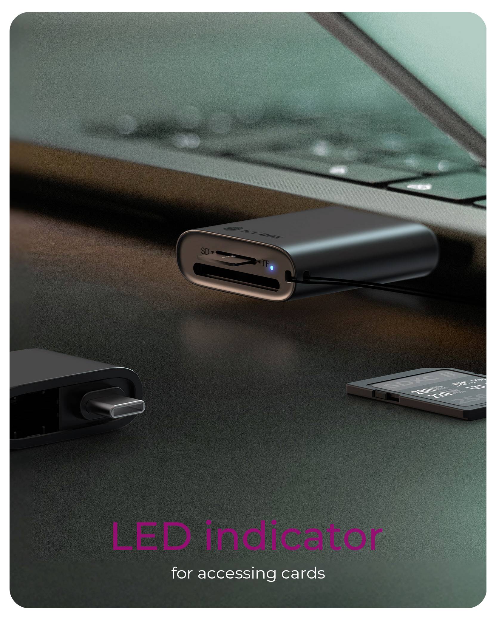 USB-C-Kartenleser mit blauer LED-Anzeige unter einem Laptop, gezeigt neben einer SD-Karte und einem weiteren Adapter, mit der Beschriftung „LED-Anzeige für den Kartenzugriff