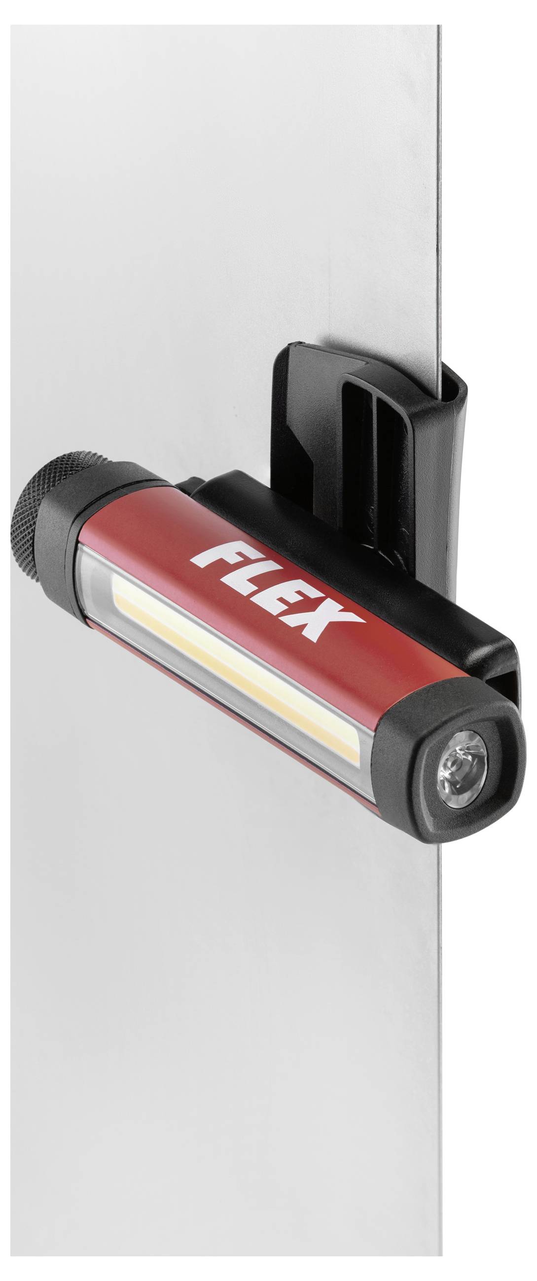 Rote FLEX-Batteriearbeitsleuchte, die an einer Metallkante befestigt ist, mit schwarzer Befestigungshalterung und verstellbarem Schwenkkopf.