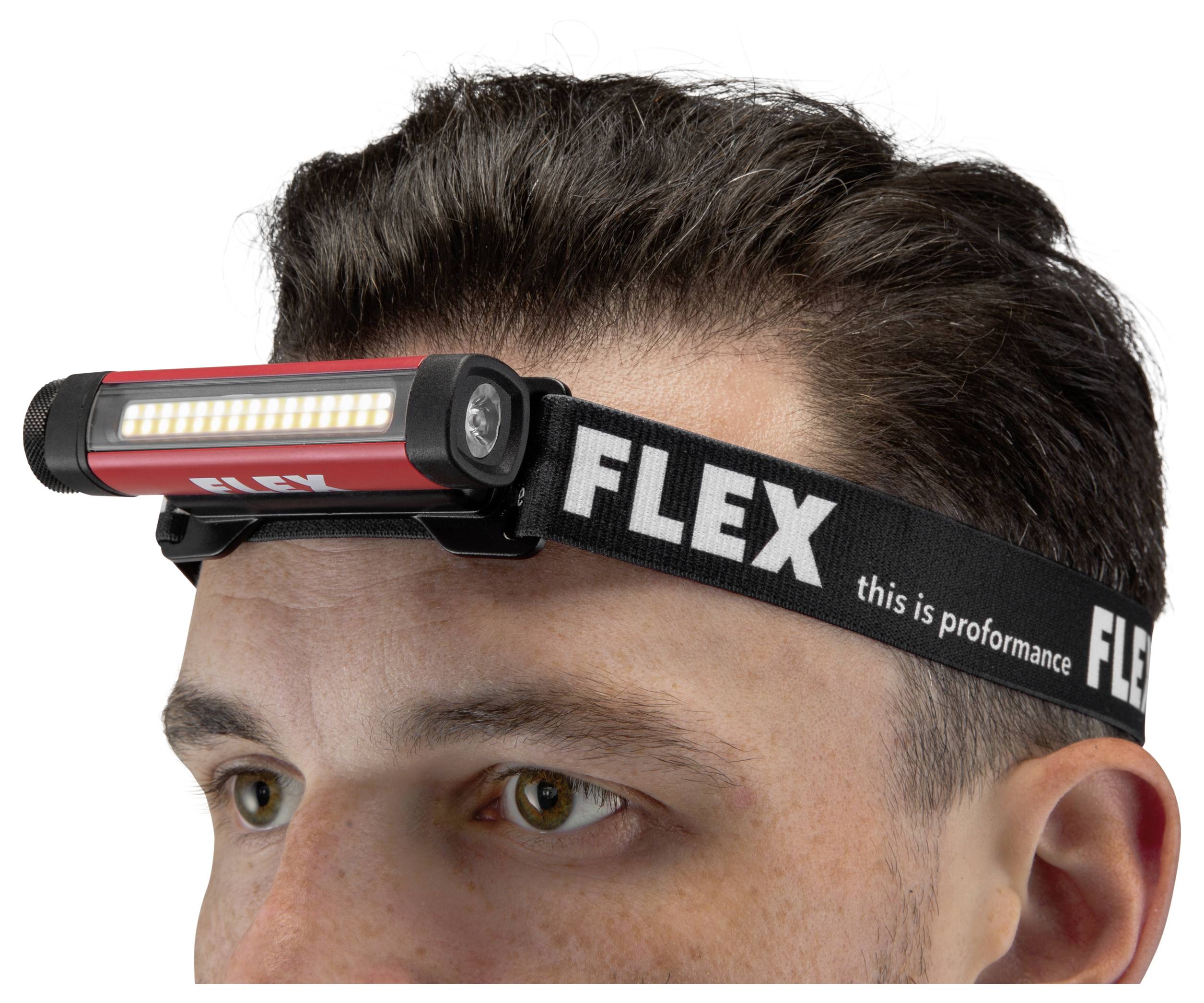 Mann, der eine FLEX LED-Stirnlampe über seine Stirn gespannt trägt, zeigt das illuminierte Licht für freihändige Verwendung.
