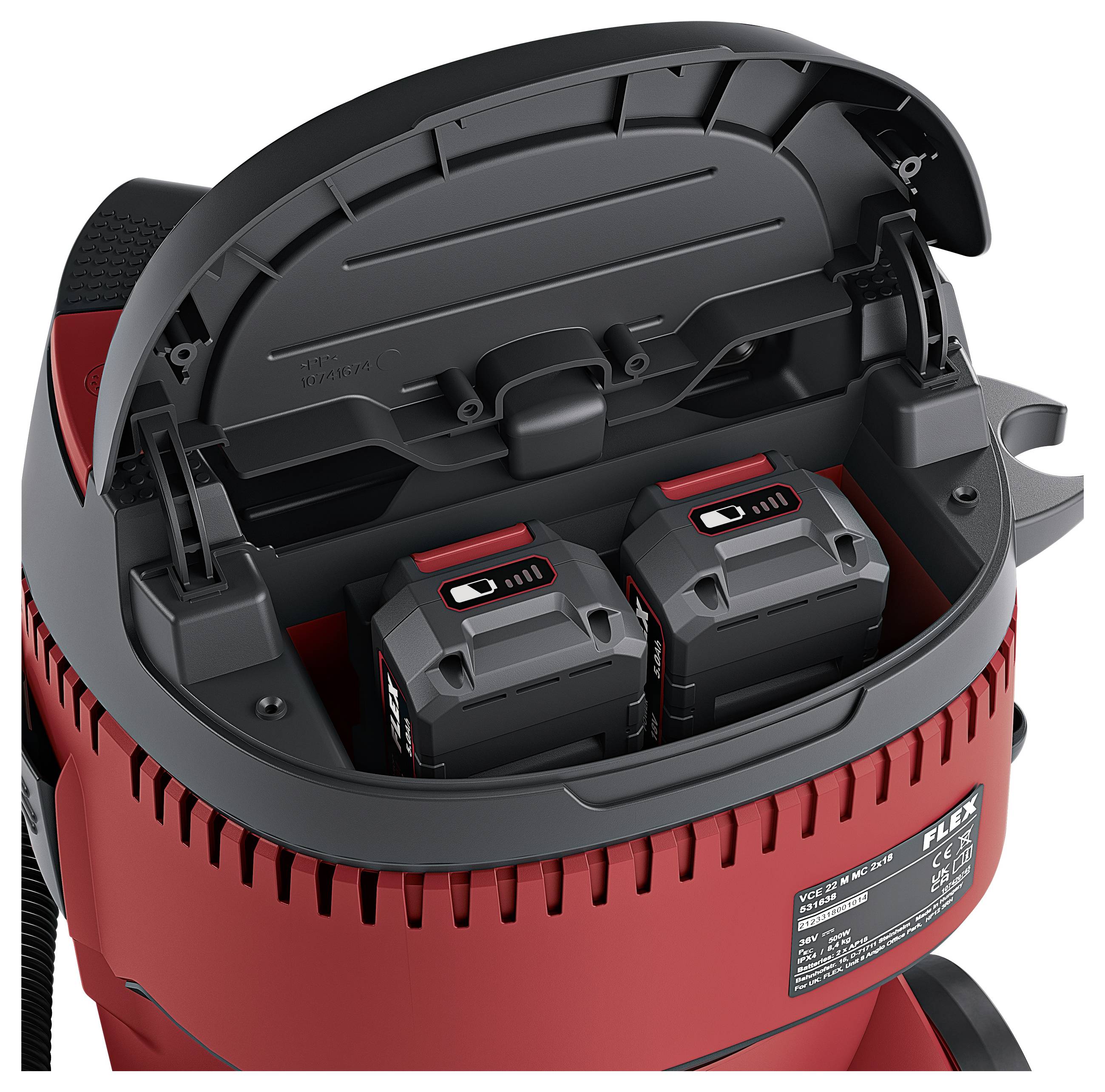 Offene Draufsicht eines roten Batteriesteckers mit zwei wiederaufladbaren Batteriepacks, die innen auf weißem Hintergrund angebracht sind.