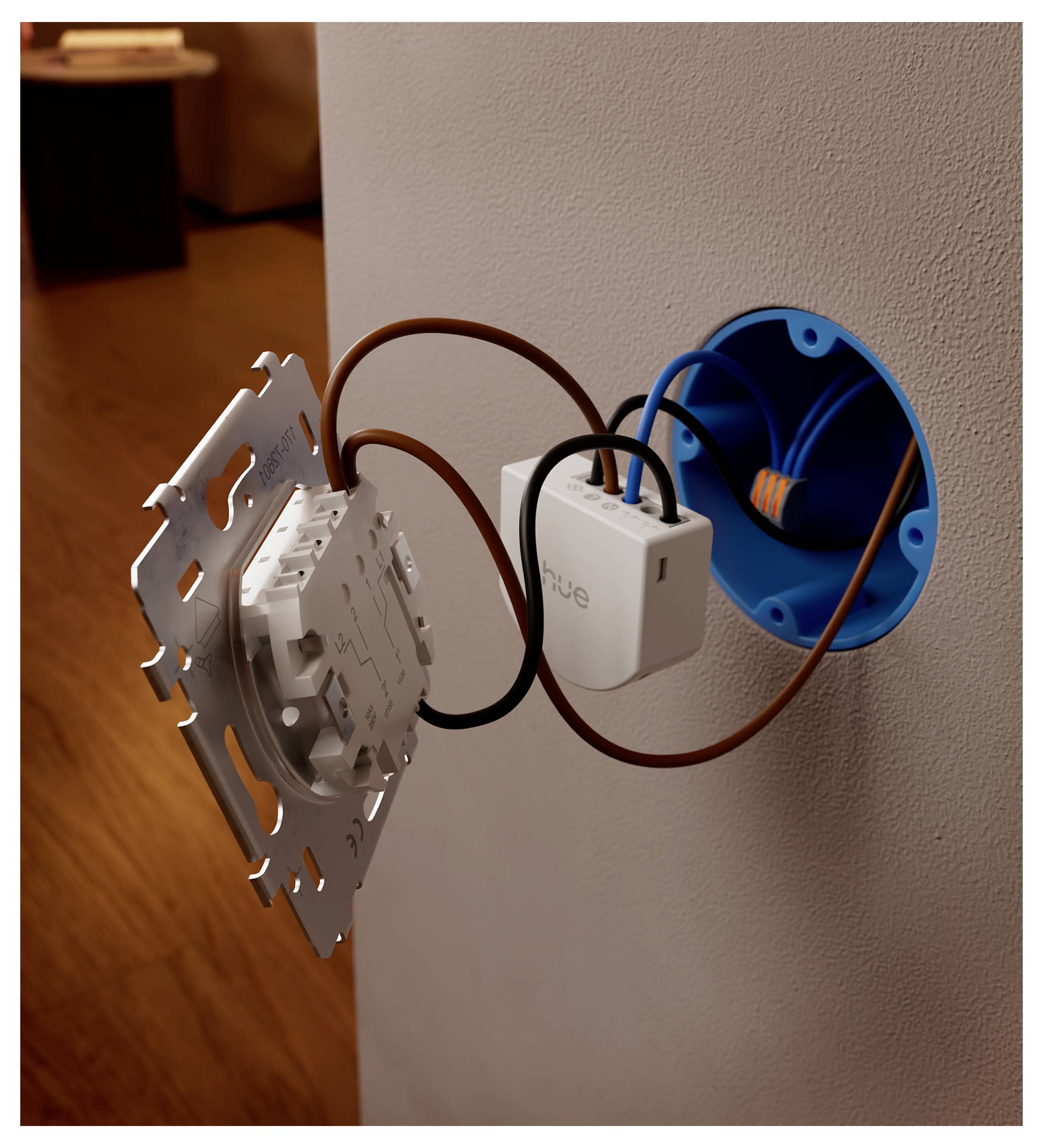 Teilweise installierter intelligenter Schalter mit freiliegenden Leitungen und einer blauen Wandabzweigdose in einem Wohnungsinneren.