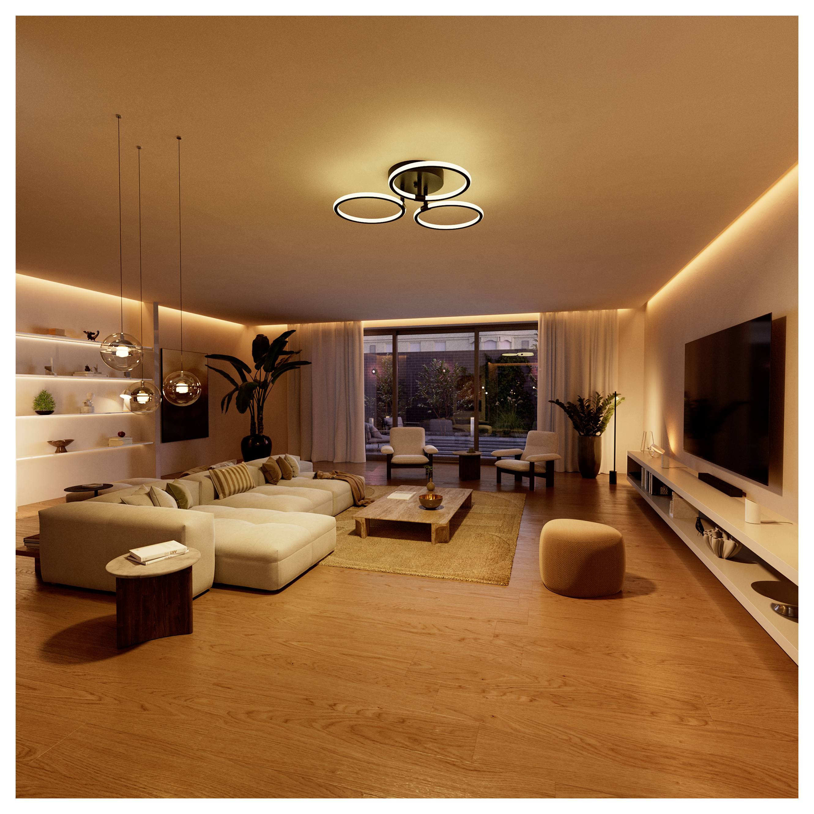 Modernes Wohnzimmer mit Ecksofa, niedrigem Couchtisch, an der Wand montiertem Fernseher, warmem LED-Licht, Holzböden und großem Fenster zur Terrasse.