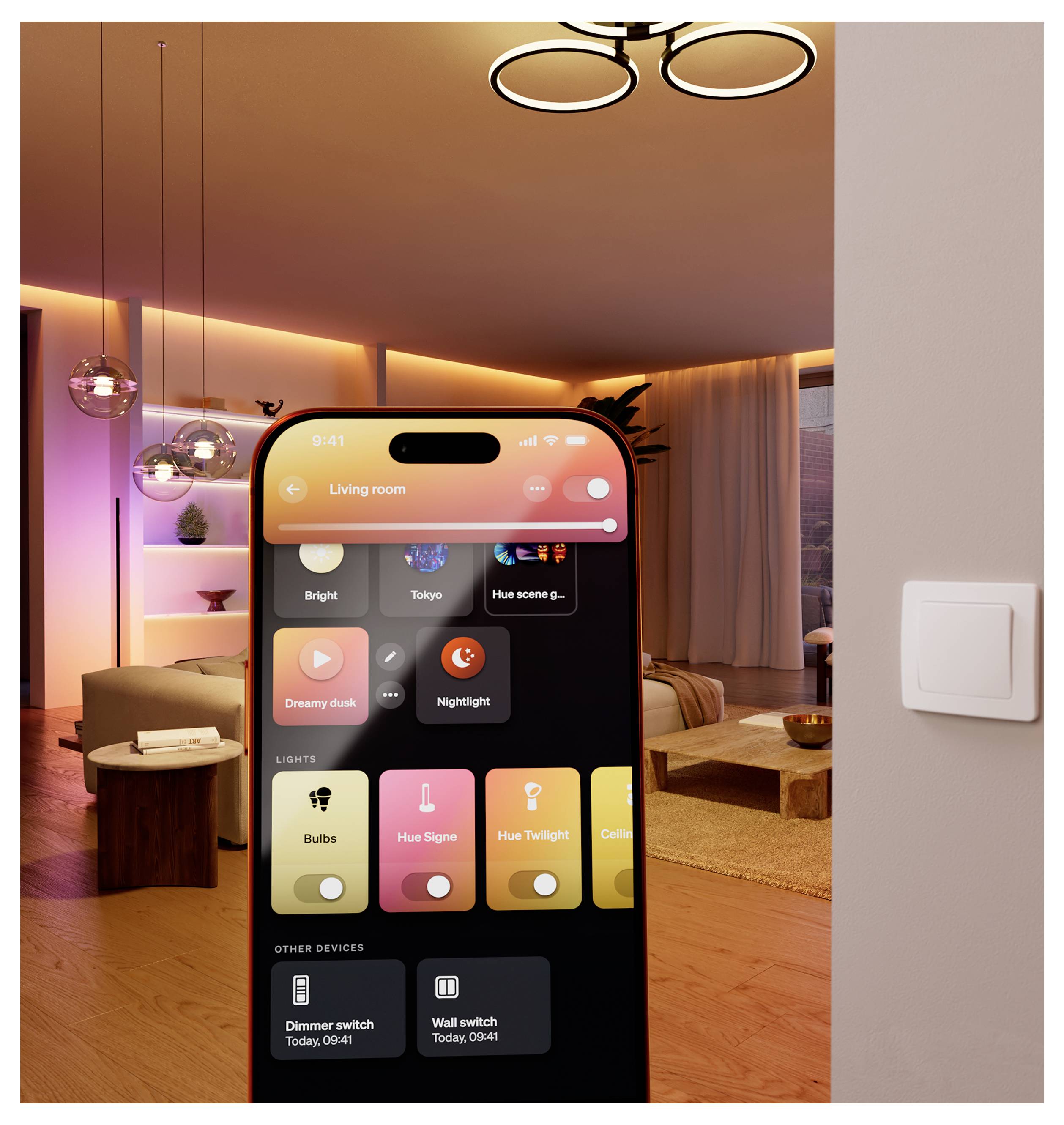 Smartphone-App zur Steuerung von Smart-Home-Beleuchtung in einem Wohnzimmer, mit Szenen- und Geräte-Kacheln und warmen Umgebungslichtern im Hintergrund sichtbar.