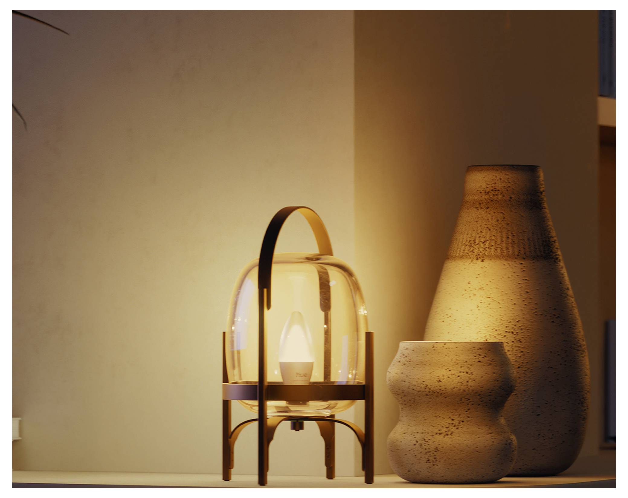 Warm leuchtende dekorative Tischlampe auf einem Regal neben zwei Keramikvase, die eine gemütliche Innenszene schafft.