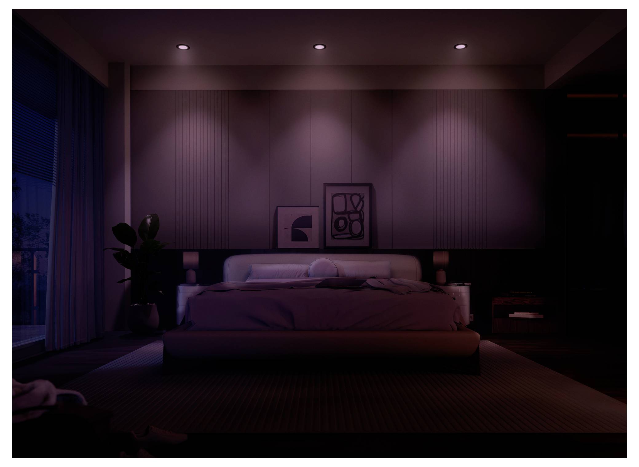 Schwach beleuchtetes modernes Schlafzimmer mit einem ordentlich gemachtem Bett, Wandkunst, Topfpflanze und eingelassenen Deckenleuchten in der Nacht.