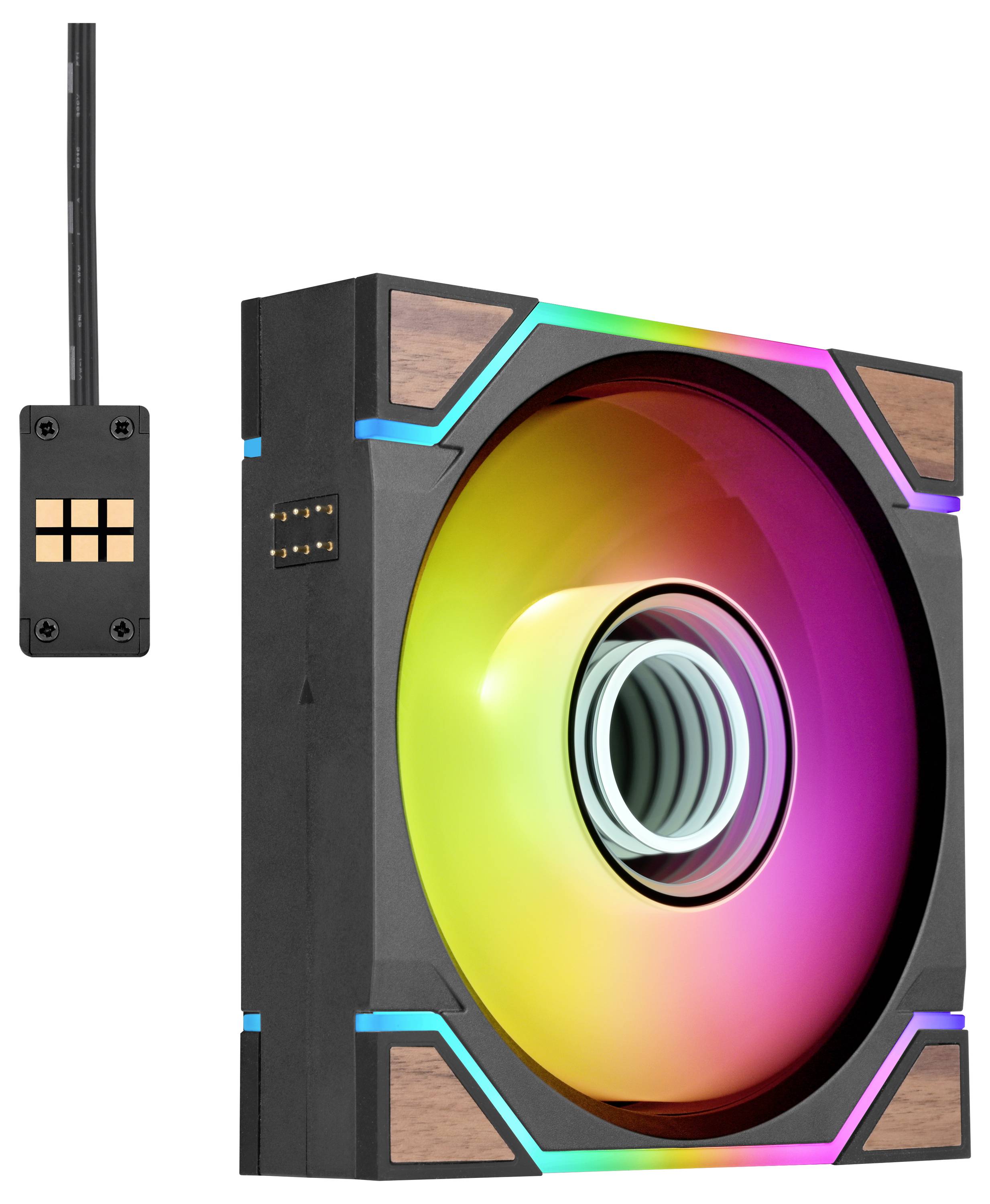 Drei RGB-Kühlventilatoren in einem weißen Flüssigkühlungs-Radiator für Computer mit einem Pumpenblock, perspektivisch auf weißem Hintergrund dargestellt.
