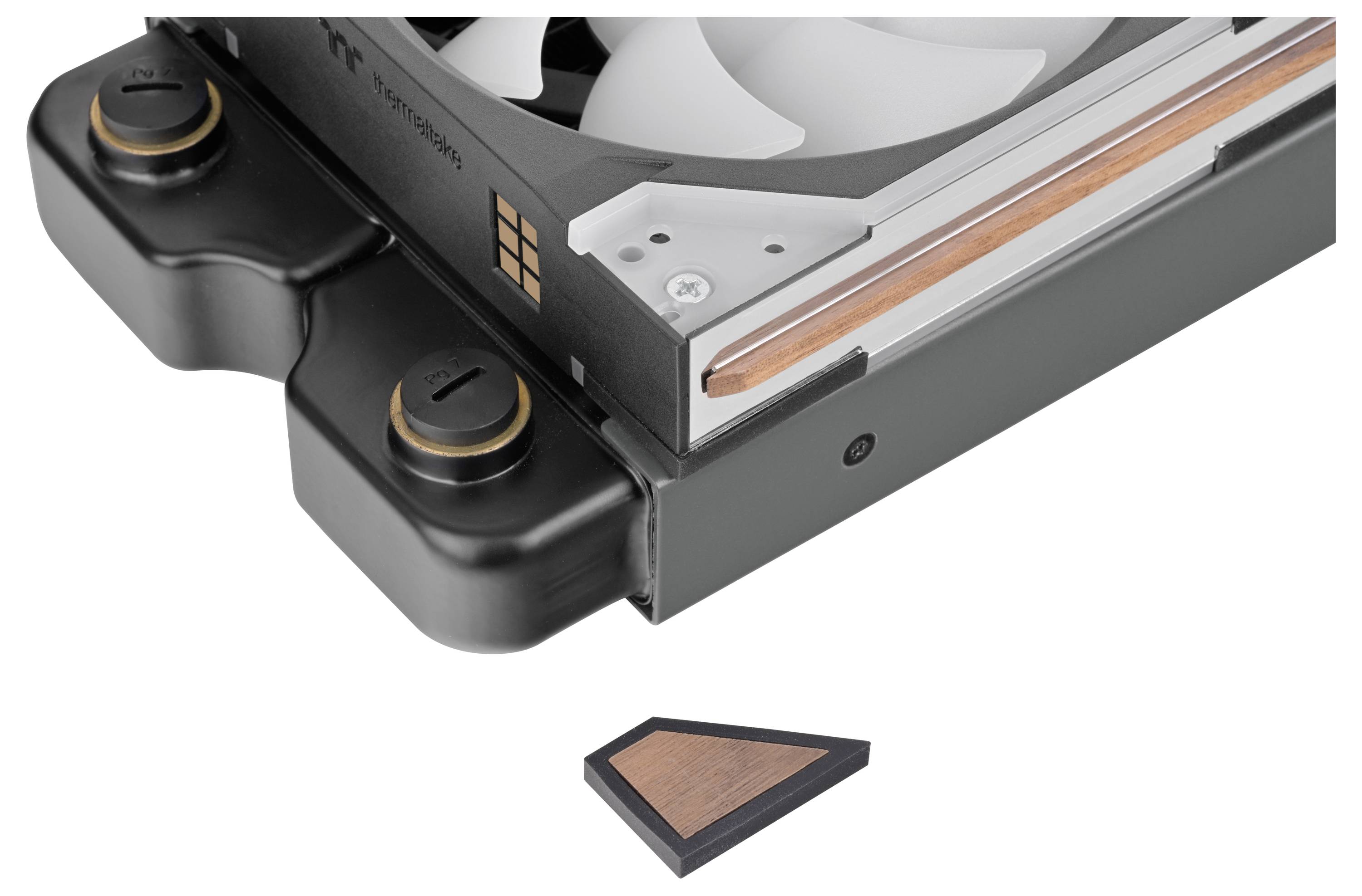 Nahaufnahme einer Computergraphikkarte mit dualen Lüftern und Kupferapplikationen, gezeigt mit einem kleinen dreieckigen dekorativen Abzeichen darunter.