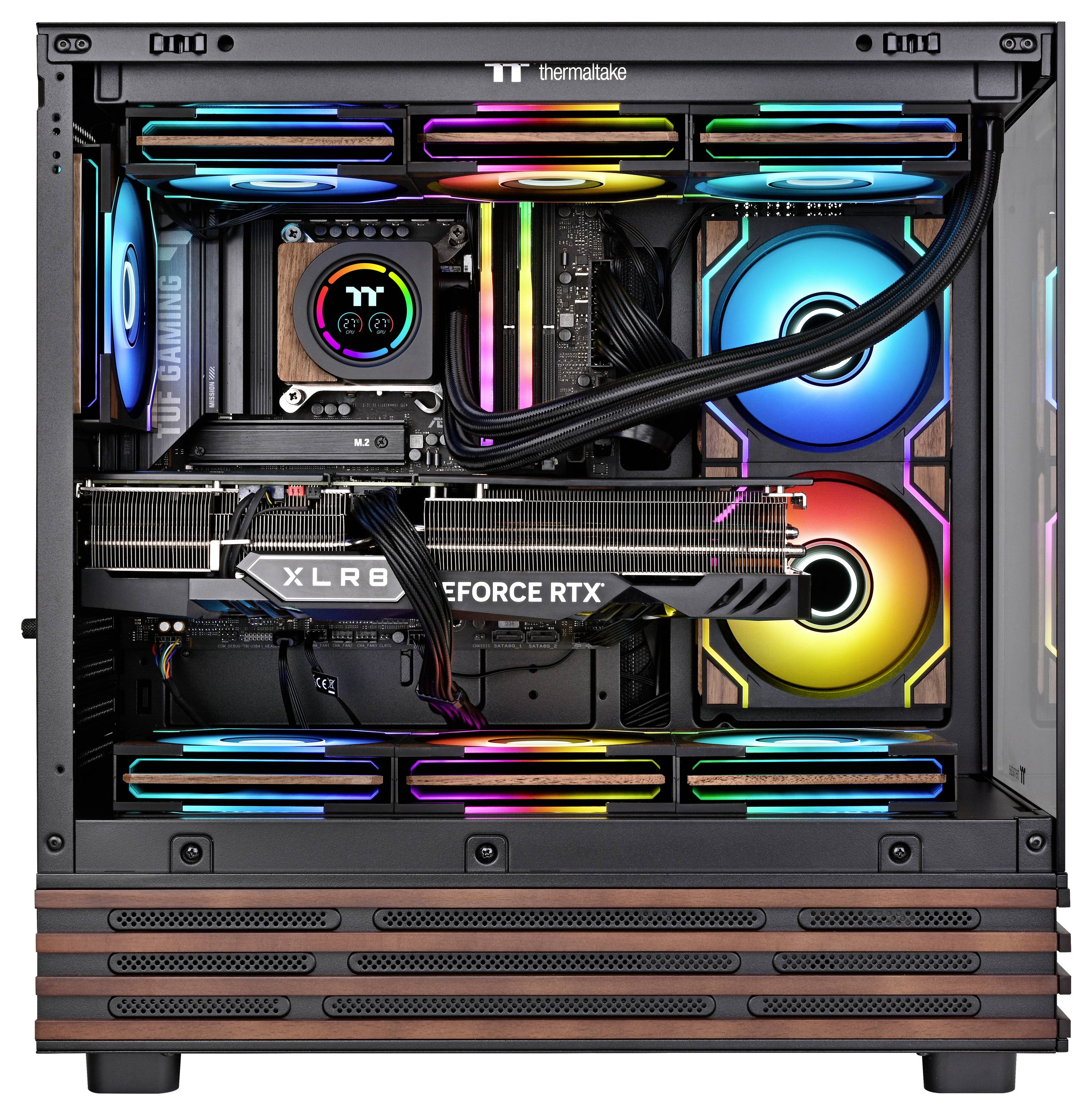 Custom-Desktop-PC mit gehärtetem Glasseitenpanel, RGB-beleuchteten Lüftern und Flüssigkeitskühlung, mit einer NVIDIA GeForce RTX-Grafikkarte und kabelgemanagten Komponenten.