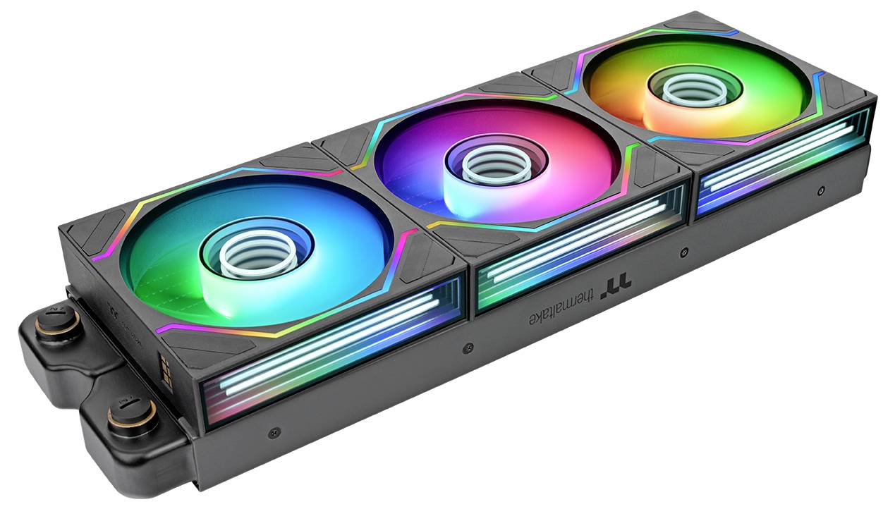 Drei RGB-beleuchtete PC-Kühlventilatoren auf einem rechteckigen Kühler, Teil einer Flüssigkeits-CPU-Kühlung mit angebrachter Pumpe und Schlauch-Anschlüssen.