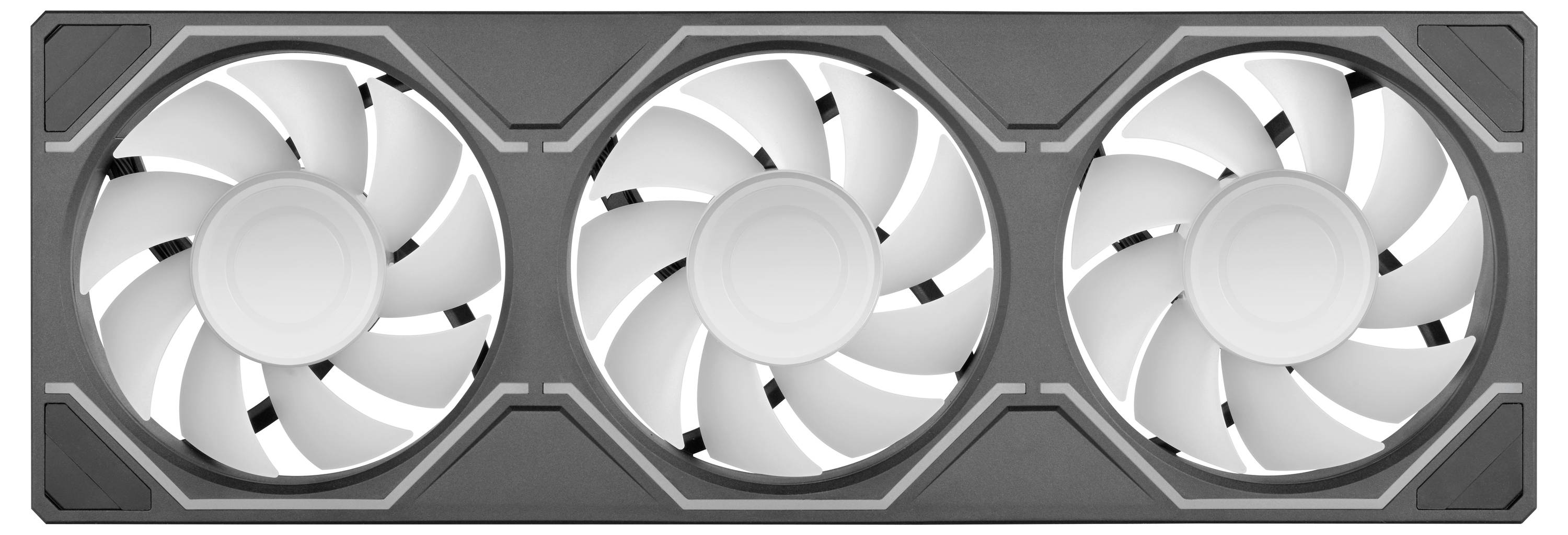Drei große weiße Kühlventilatoren auf einem rechteckigen schwarzen Computer-Kühler oder Radiator.