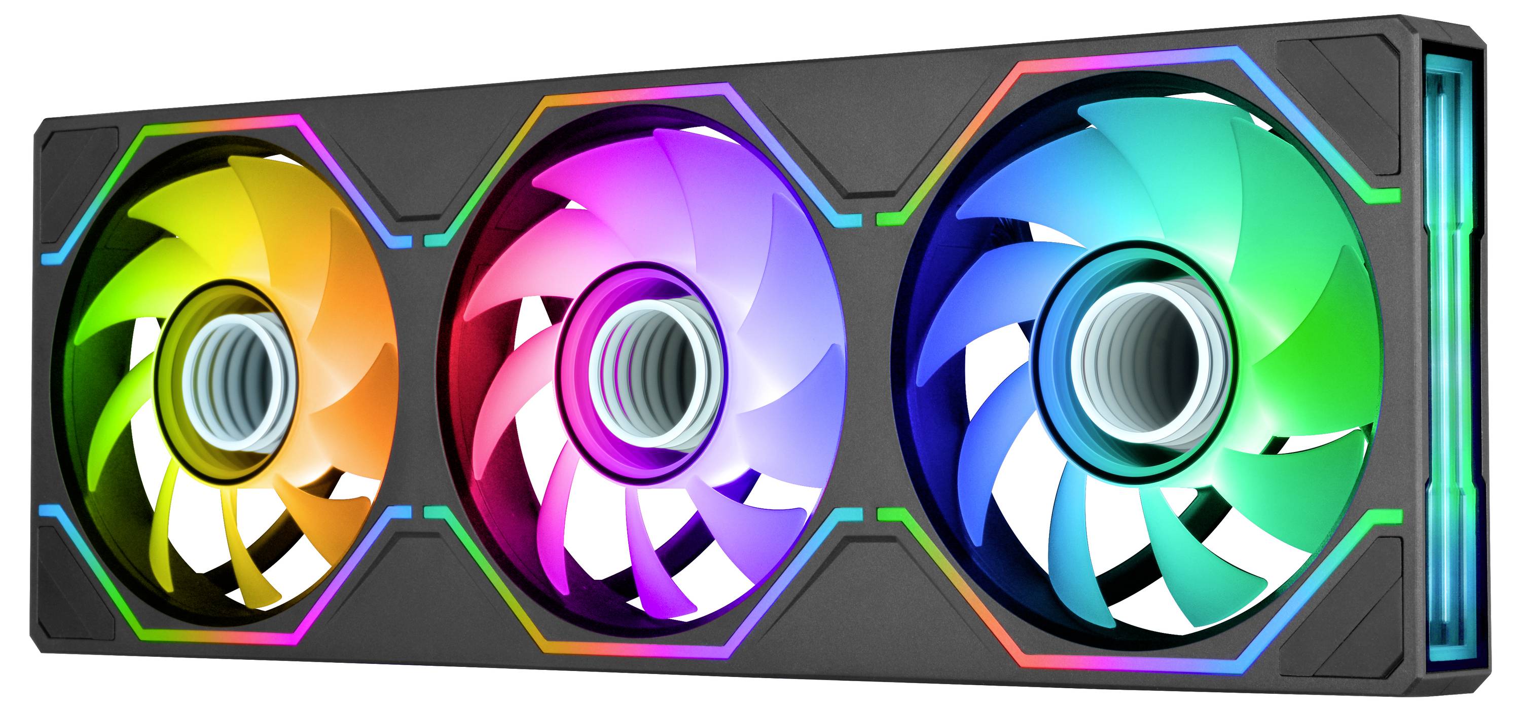 Drei RGB-Kühlventilatoren auf einem rechteckigen Flüssigkühlkühler-Radiator des Computers, mit leuchtendem cyan Seitenlicht.