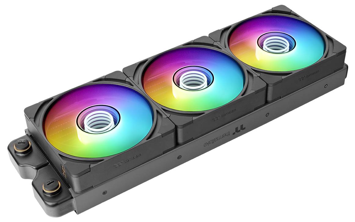 Dreifache RGB-Computerlüfter auf einem schwarzen Flüssigkühlkörper-Radiator montiert.