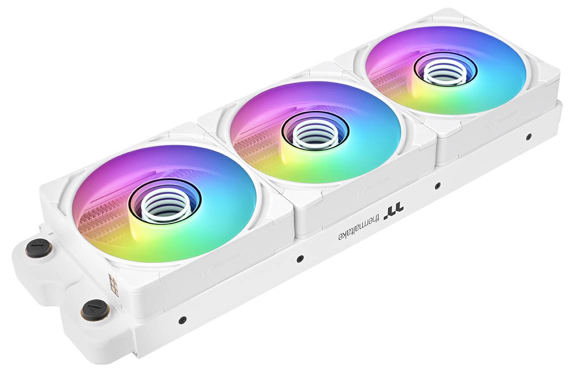 Drei RGB-Computerlüfter, die in einem weißen Triple-Lüfter-Kühler montiert sind, dargestellt in einer diagonalen Produktansicht.