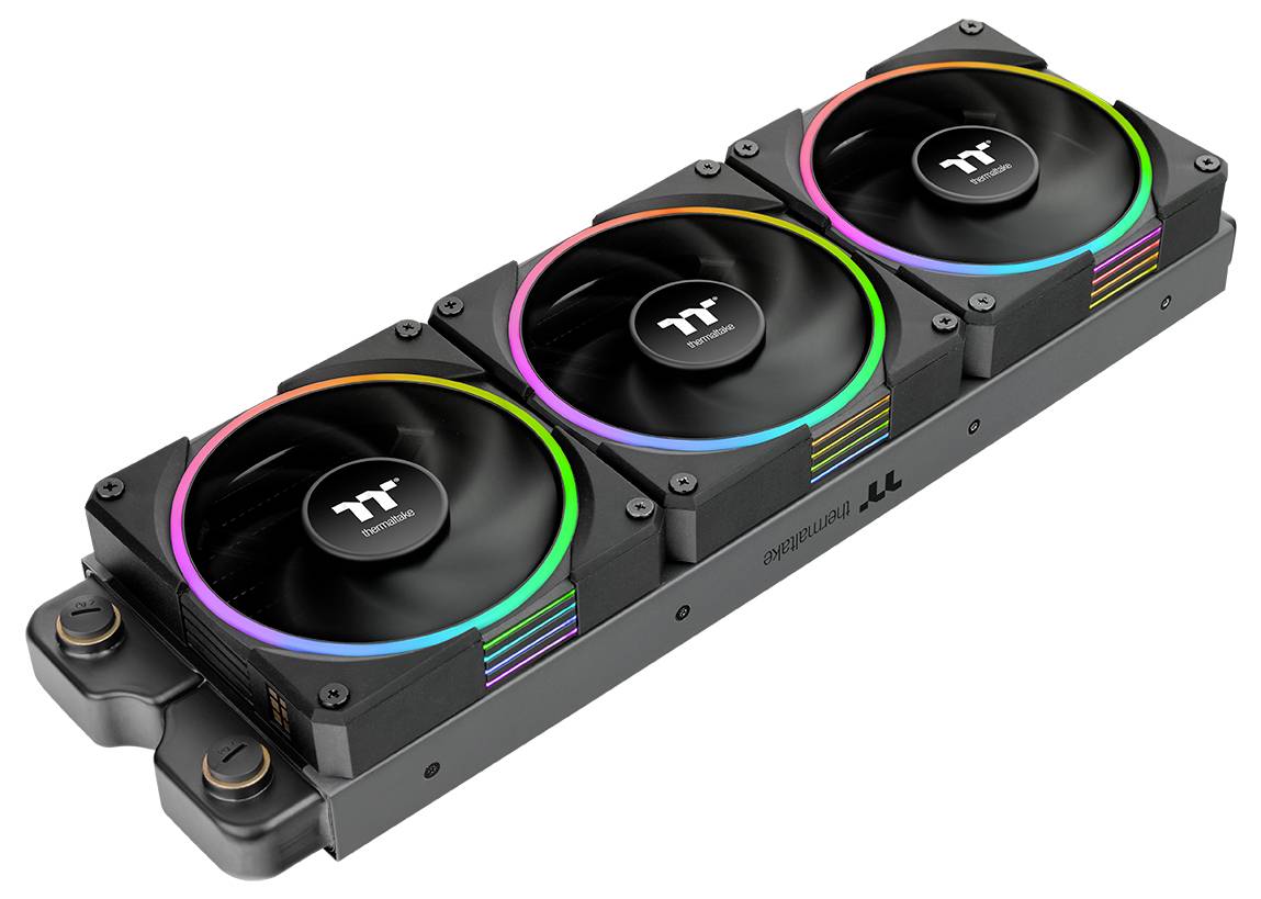 Dreifach-Lüfter-Flüssigkeitskühler für CPUs mit RGB-Beleuchtung an den Lüfterringen und schwarzer Radiator-/Pumpeneinheit