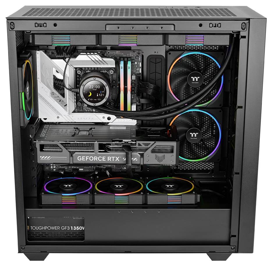 Weißer Thermaltake PC-Kühlventilator mit RGB-Ringbeleuchtung, gezeigt mit einem kleinen Steckkabel auf einfachem Hintergrund.